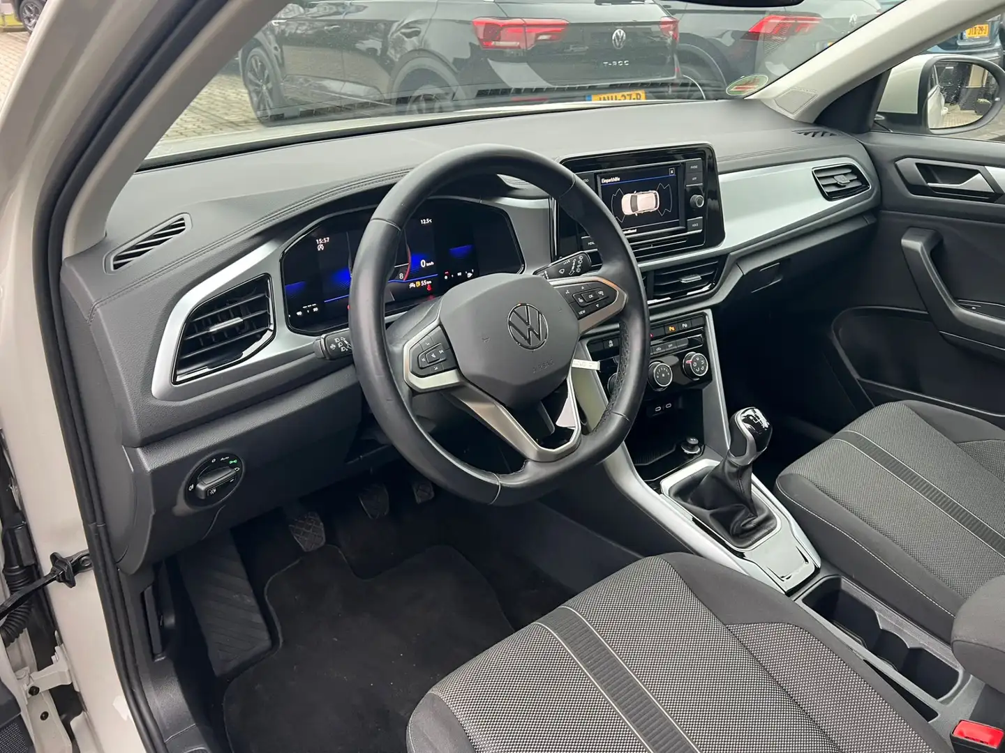 Volkswagen T-Roc 1.0 TSI Life virtual cockpit, airco, trekhaak Beige - 2