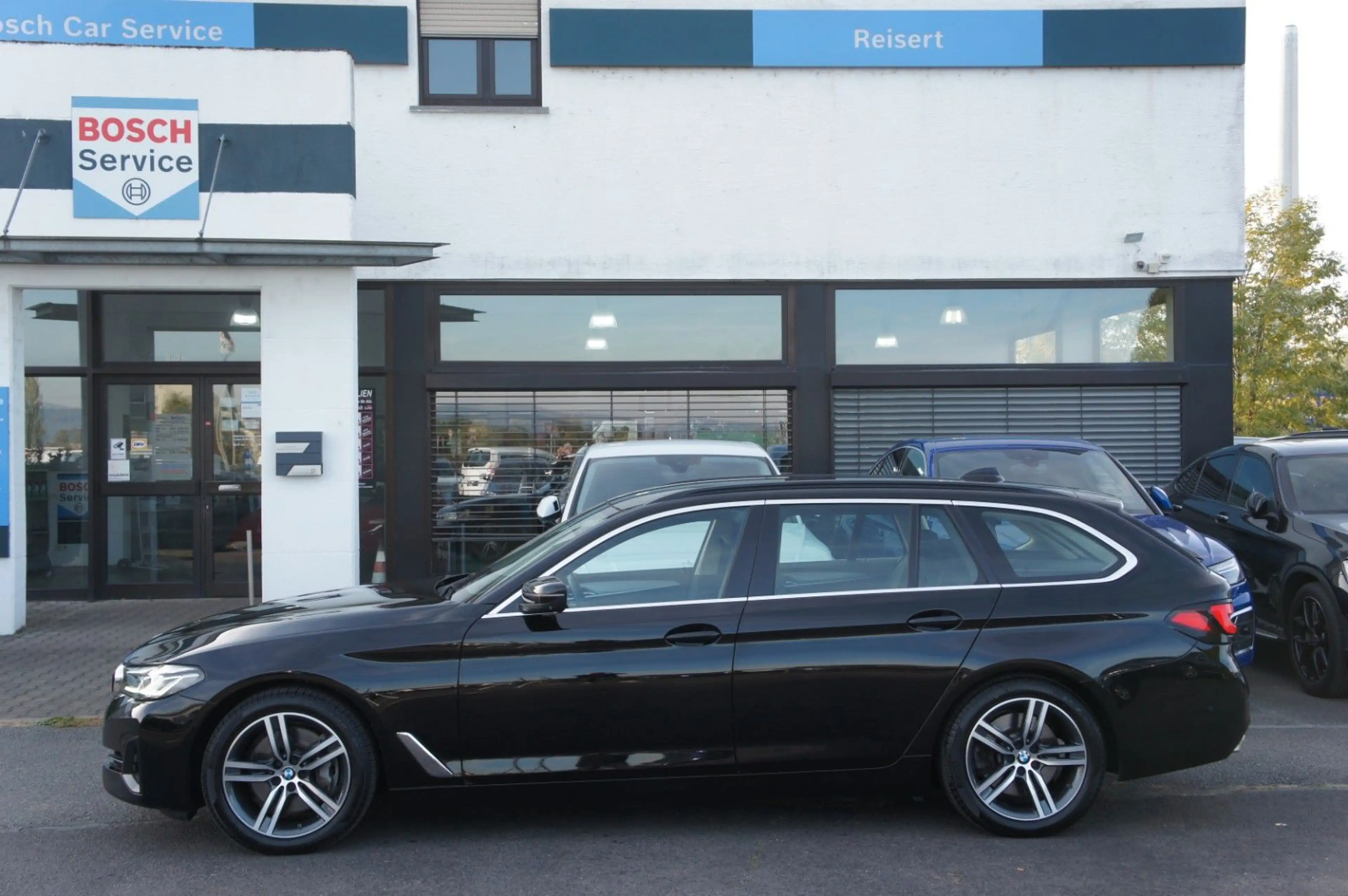 BMW 530 d xDrive*STDHZG*360°*HUD*18*M-FAHRWERK* — photo 3