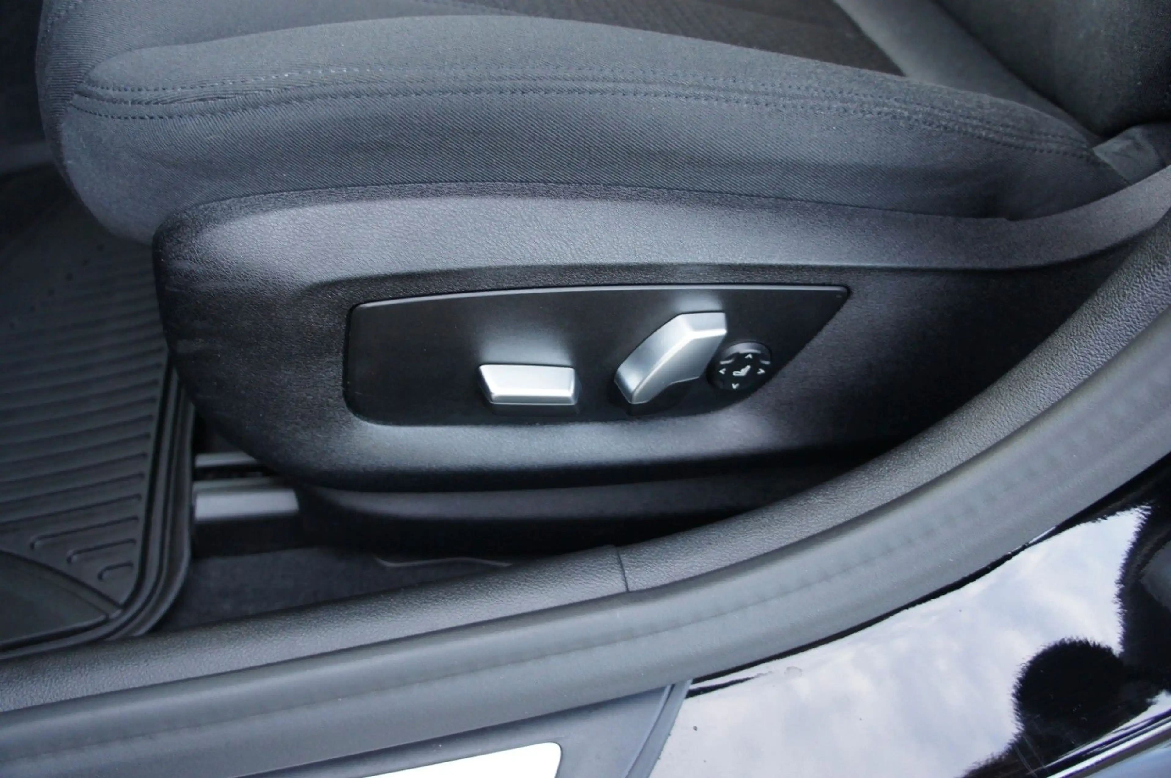 BMW 530 d xDrive*STDHZG*360°*HUD*18*M-FAHRWERK* — photo 14