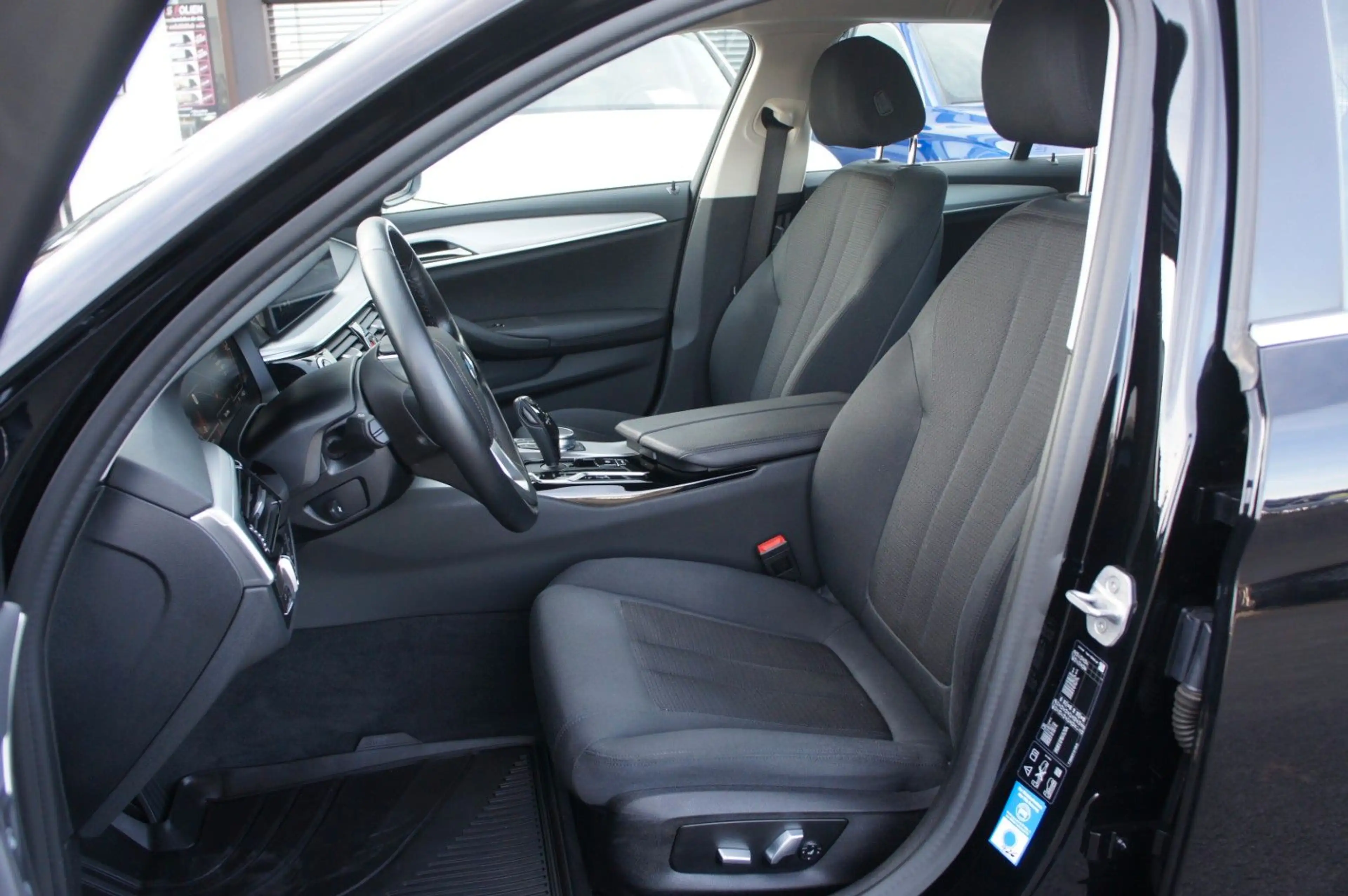BMW 530 d xDrive*STDHZG*360°*HUD*18*M-FAHRWERK* — photo 13