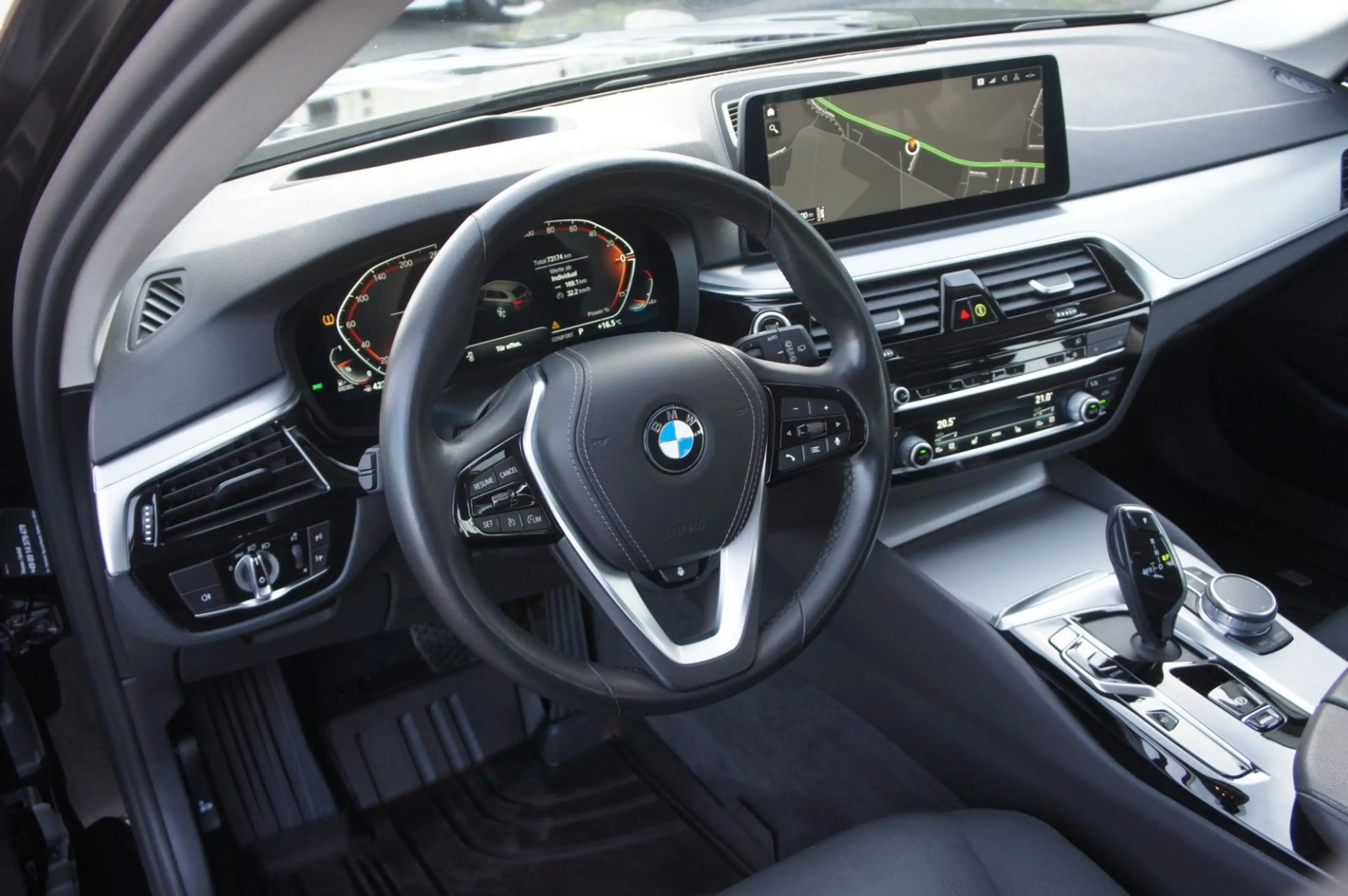 BMW 530 d xDrive*STDHZG*360°*HUD*18*M-FAHRWERK* — photo 12