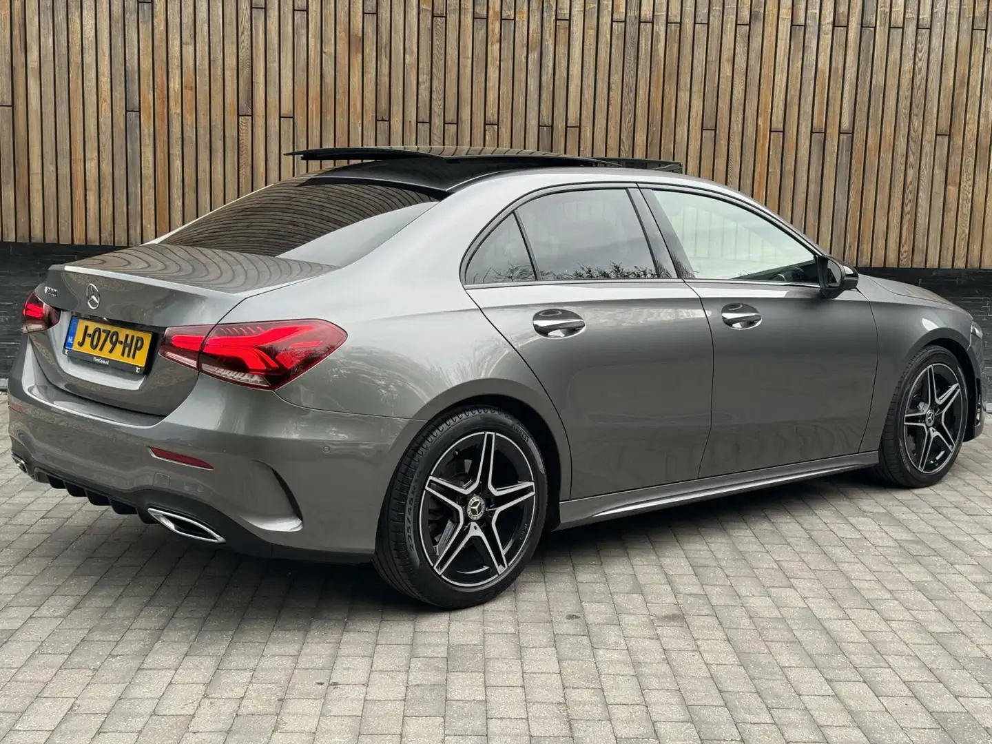Mercedes-Benz A 220 AMG 190pk Automaat | Panoramadak | LED Matrix verl Grau - 2