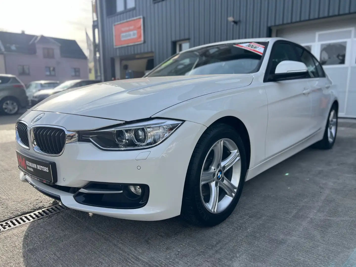 BMW 328 i Luxury Line/Glasdach/Navi/Xenon/PDC+Kamera Weiß - 1