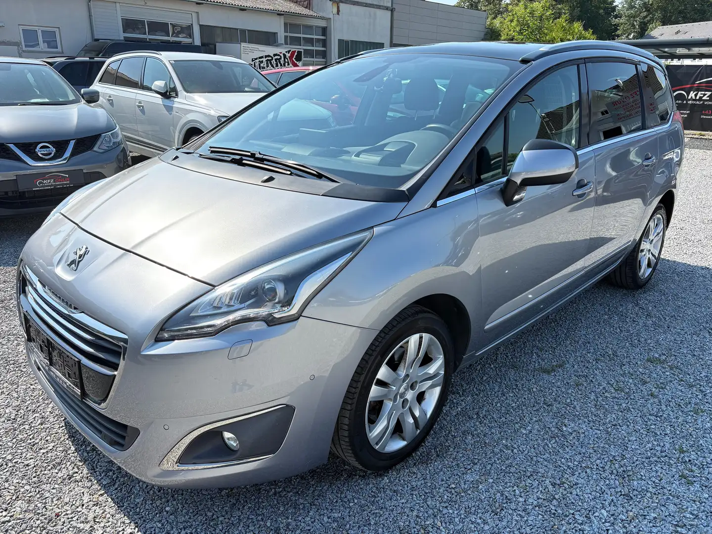 Peugeot 5008 5008 1,6 BlueHDi*1.BESITZ*7-SITZE*TOP ZUSTAND Grau - 2