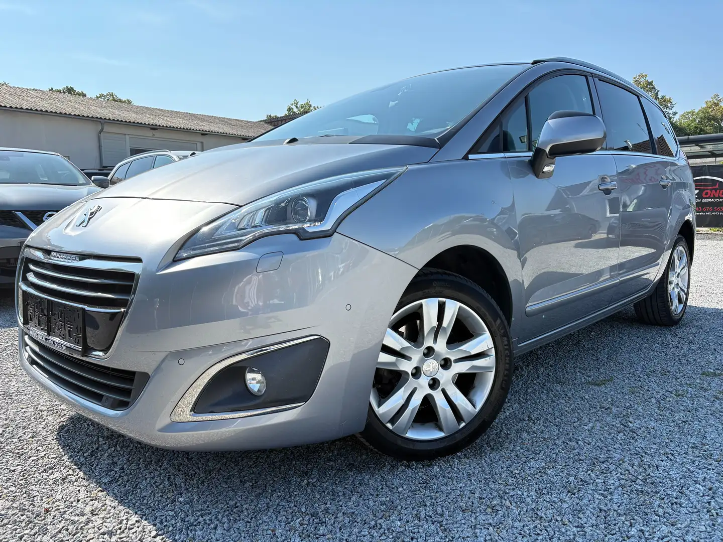 Peugeot 5008 5008 1,6 BlueHDi*1.BESITZ*7-SITZE*TOP ZUSTAND Grau - 1