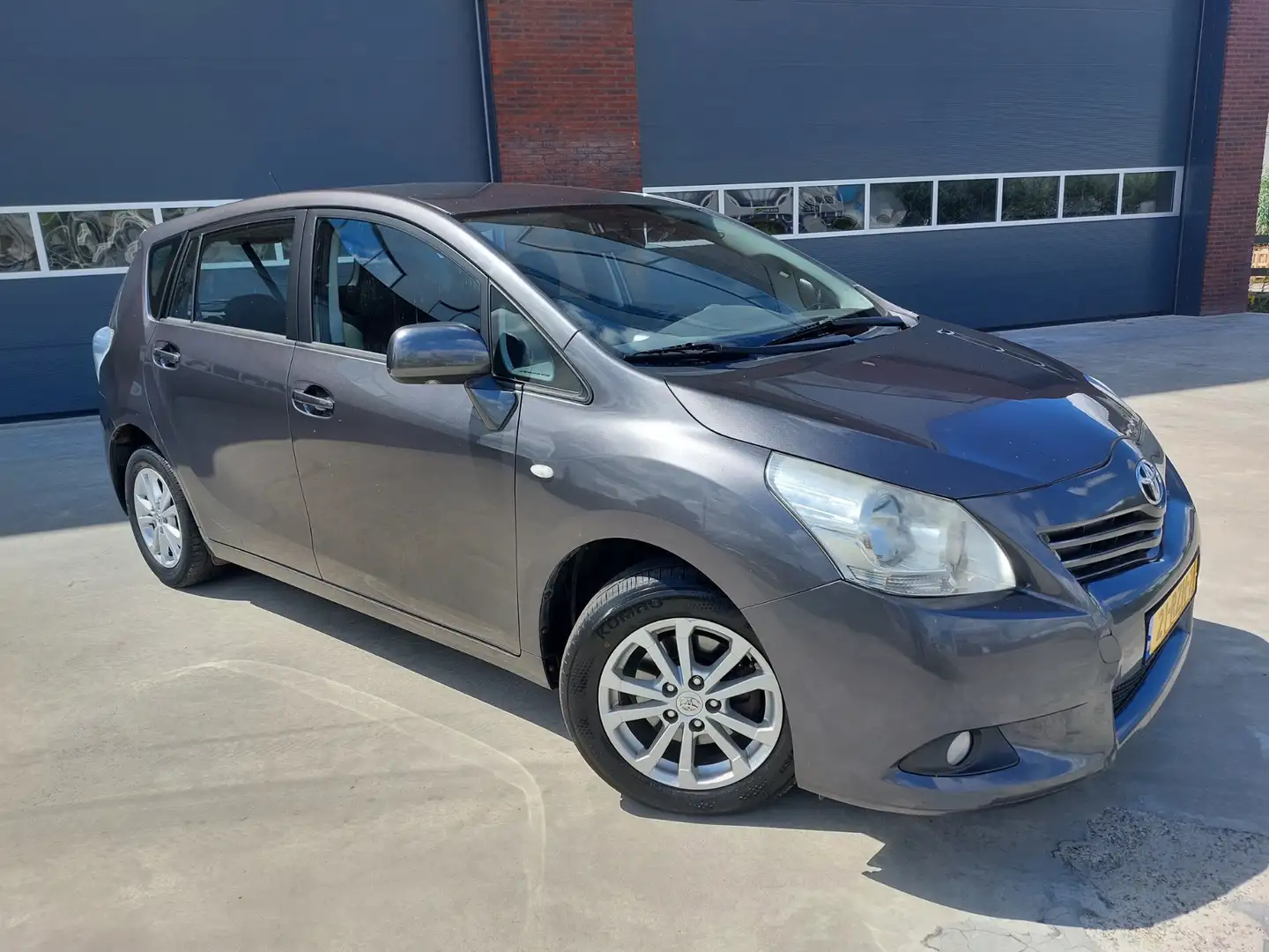 Toyota Verso 1.6 VVT-i Aspiration AIRCO/ECC/LMV Grijs - 1