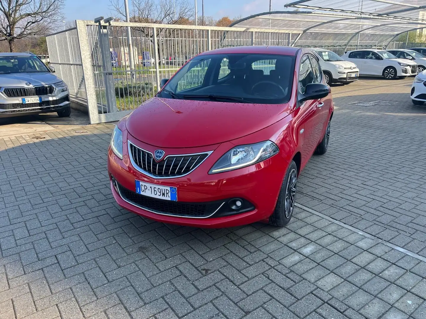 Lancia Ypsilon Ypsilon 1.0 FireFly 5 porte S&S Hybrid Gold Plus Rood - 1
