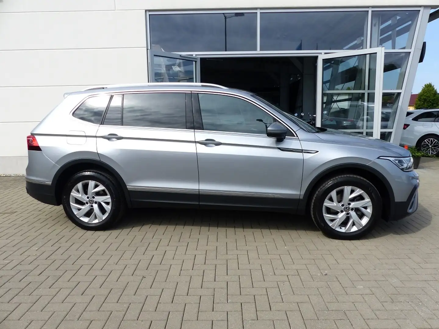 Volkswagen Tiguan Allspace 2.0 TDI 4Motion DSG Life *AHK*LED*PDC* Silber - 2