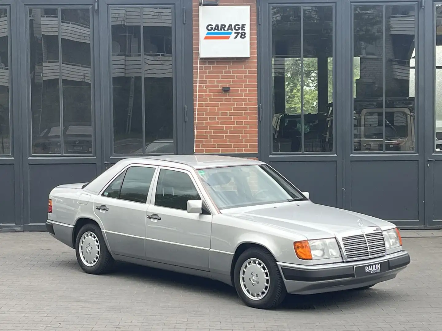 Mercedes-Benz 220 E Lim.  AUTOMATIK*SCHIEBEDACH*H-ZULASSUNG Gümüş rengi - 1