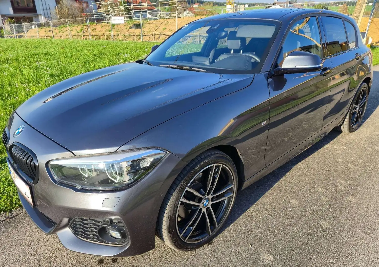 BMW 120 120d xDrive M Sport Aut. M Sport Grau - 1