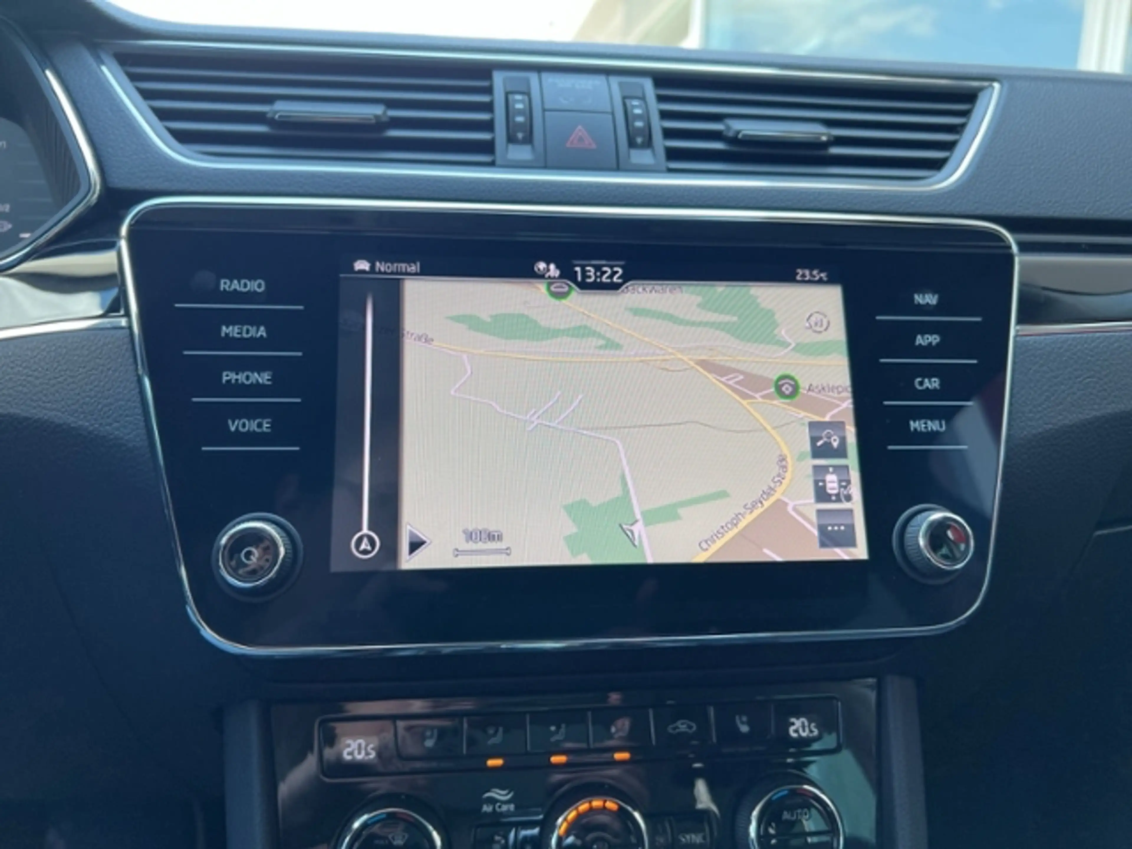 Skoda Superb COMBI 2.0TSI L&K AHK LED NAVI LEDER CANTON — photo 15