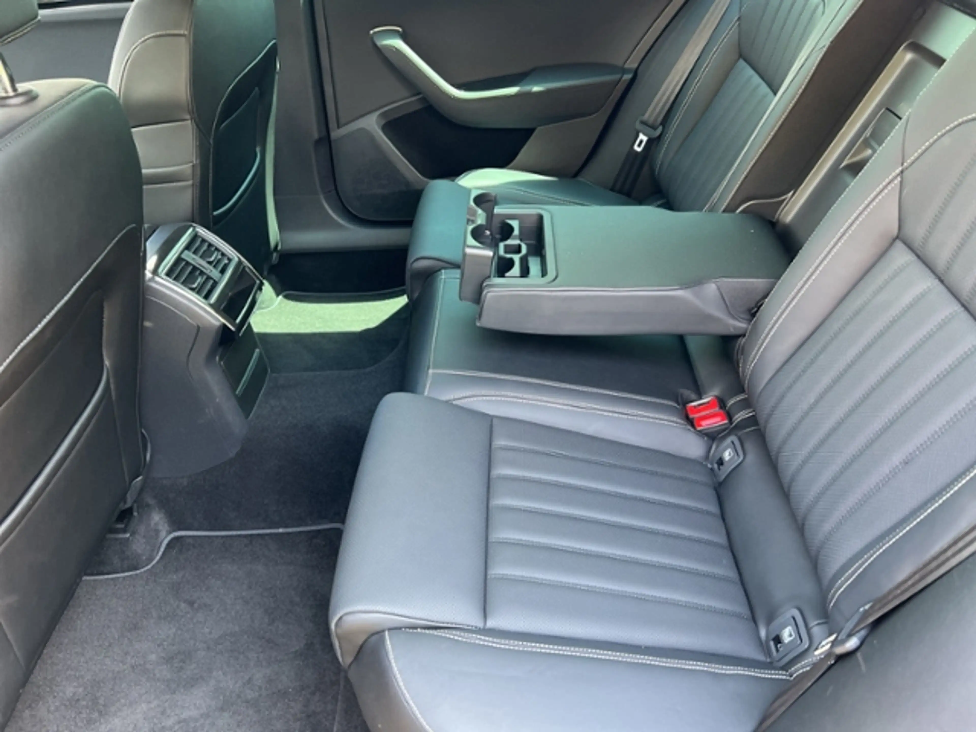 Skoda Superb COMBI 2.0TSI L&K AHK LED NAVI LEDER CANTON — photo 11