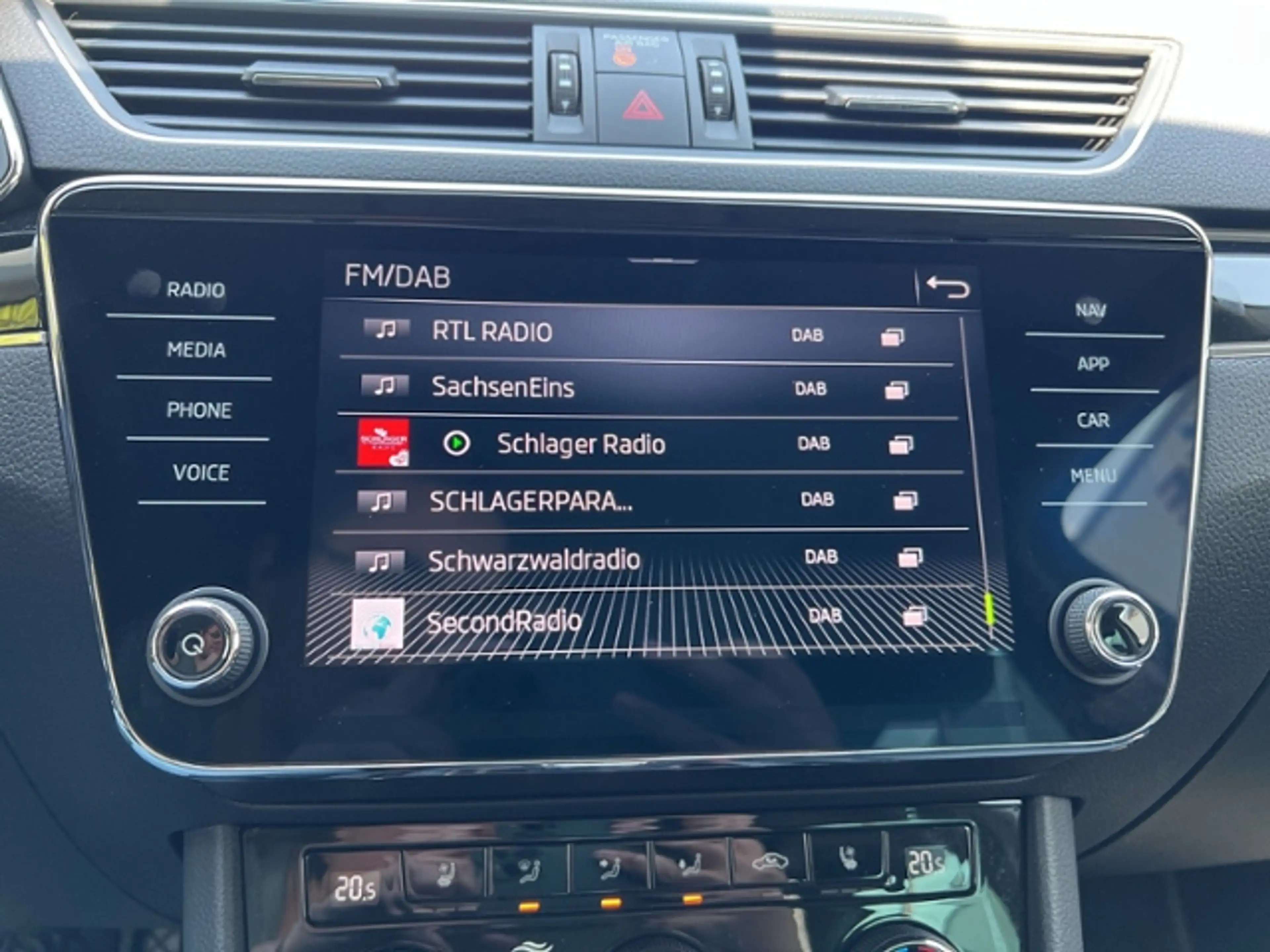 Skoda Superb COMBI 2.0TSI L&K AHK LED NAVI LEDER CANTON — photo 14