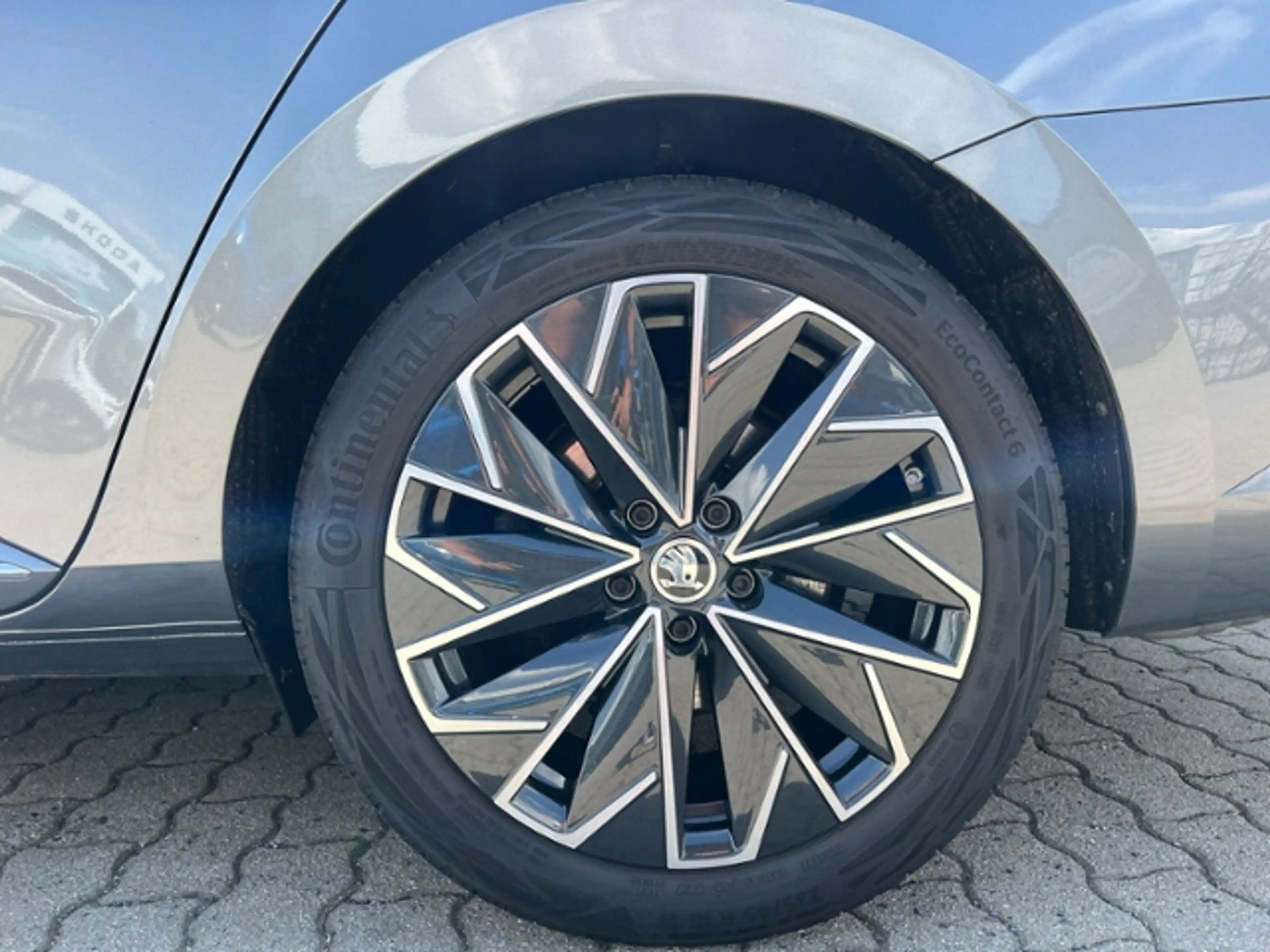 Skoda Superb COMBI 2.0TSI L&K AHK LED NAVI LEDER CANTON — photo 8