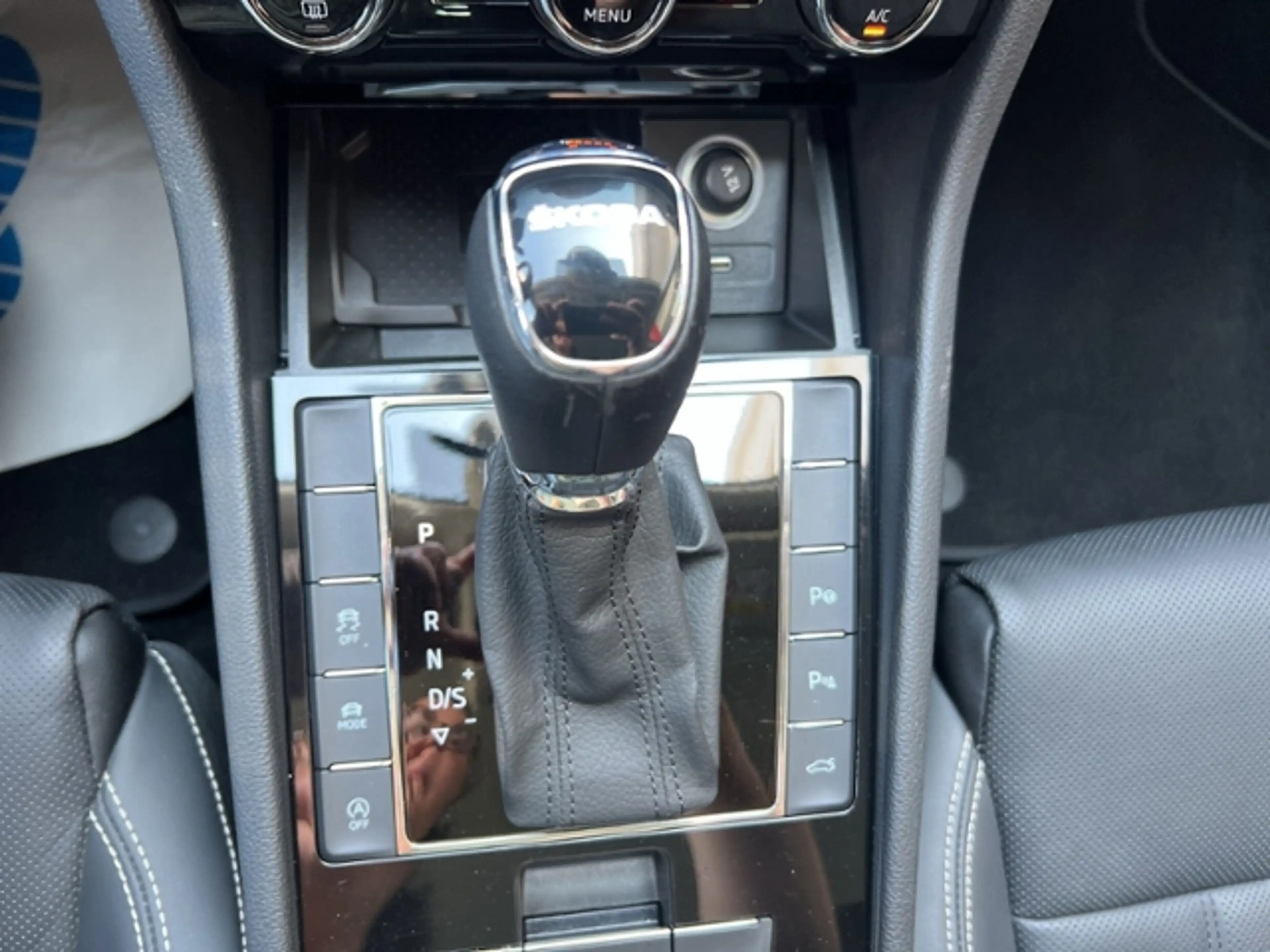 Skoda Superb COMBI 2.0TSI L&K AHK LED NAVI LEDER CANTON — photo 13