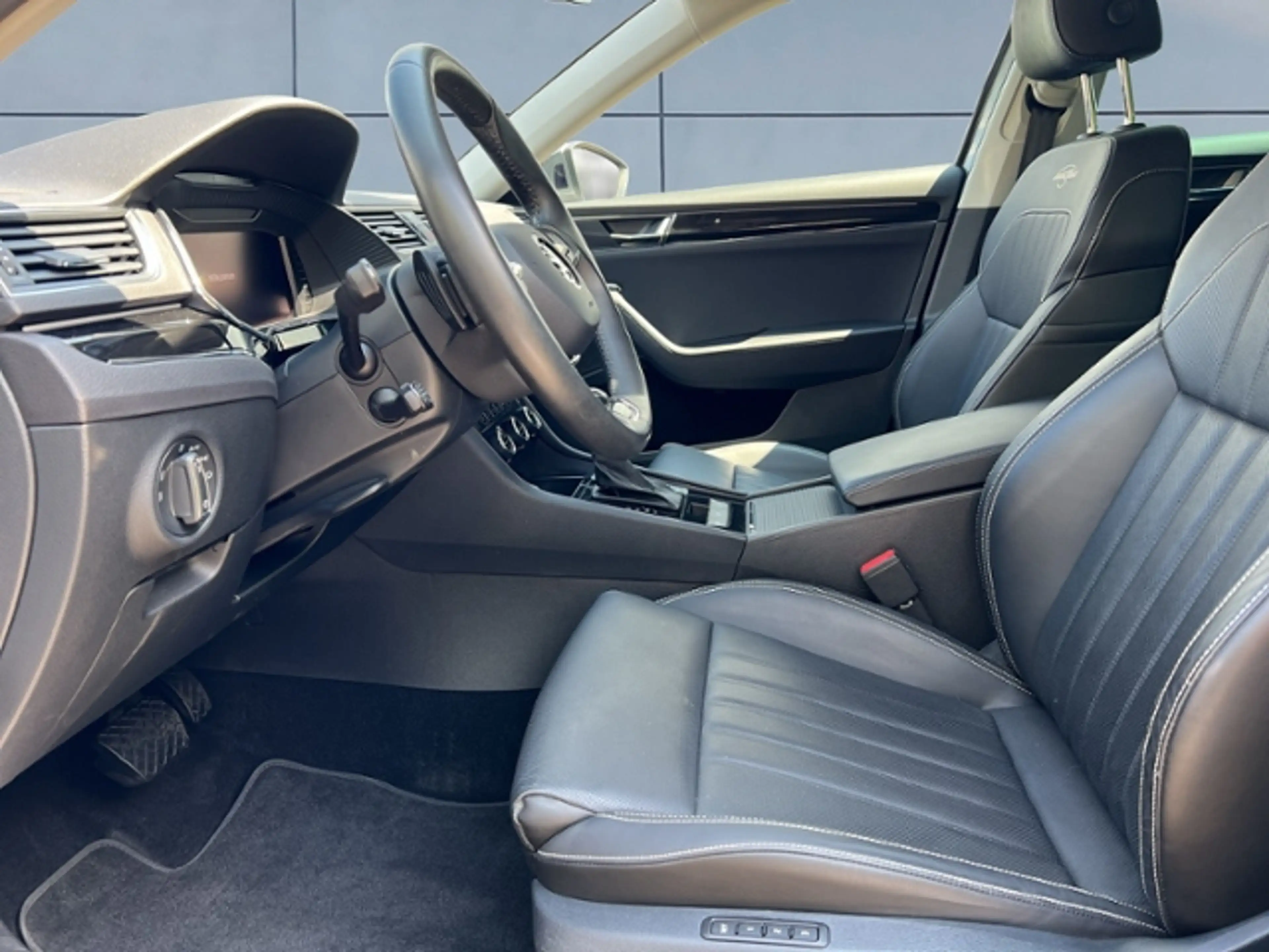 Skoda Superb COMBI 2.0TSI L&K AHK LED NAVI LEDER CANTON — photo 6