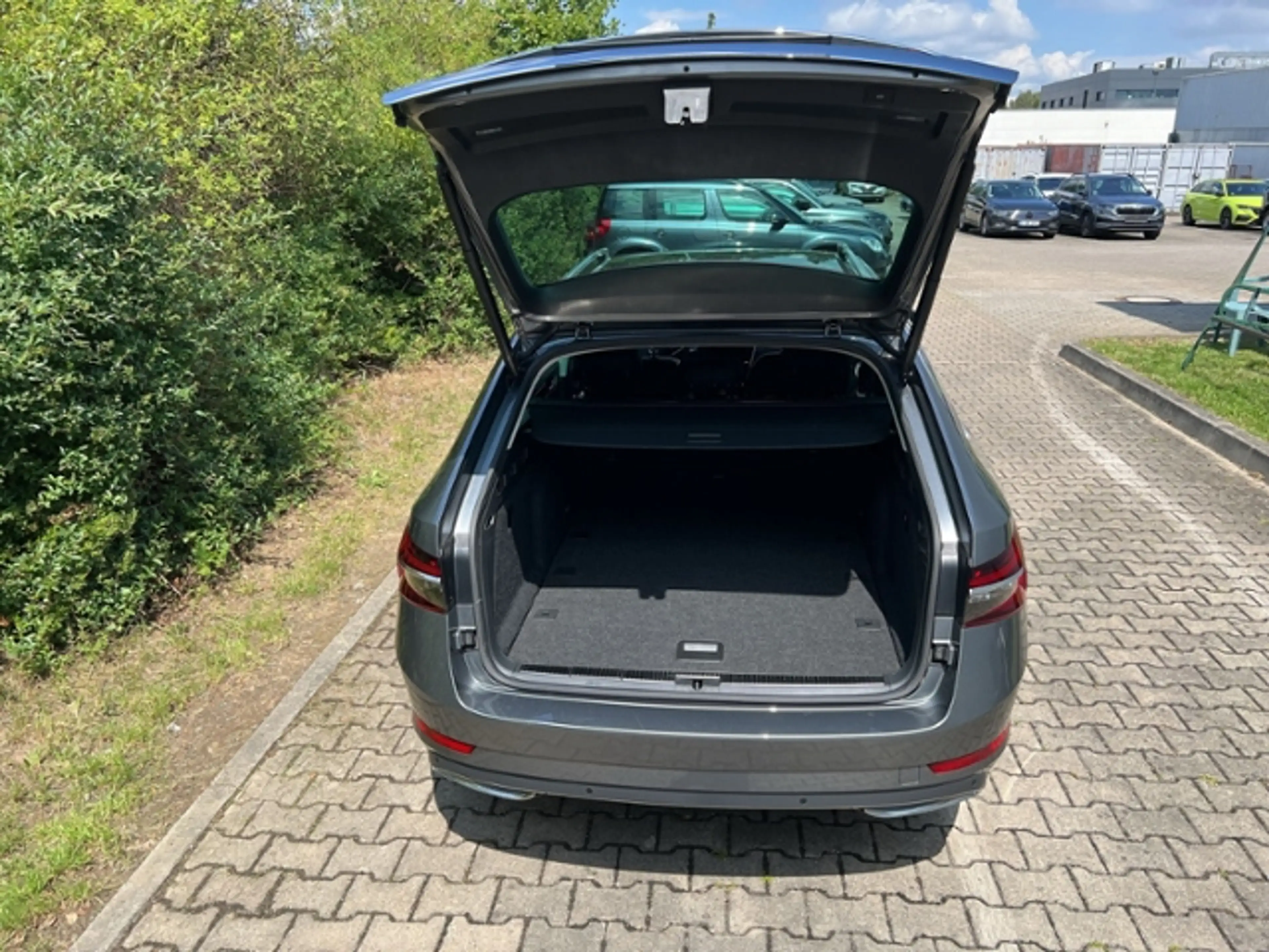 Skoda Superb COMBI 2.0TSI L&K AHK LED NAVI LEDER CANTON — photo 9
