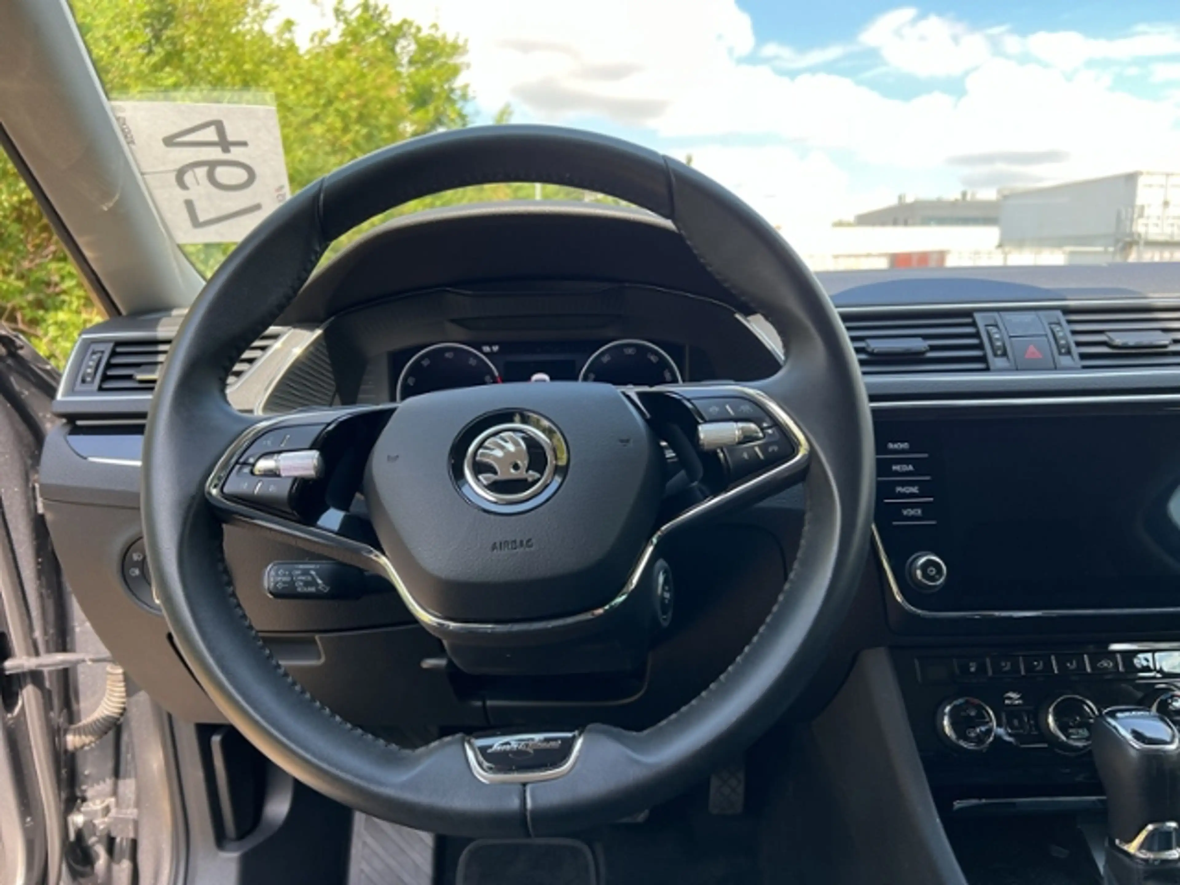 Skoda Superb COMBI 2.0TSI L&K AHK LED NAVI LEDER CANTON — photo 12