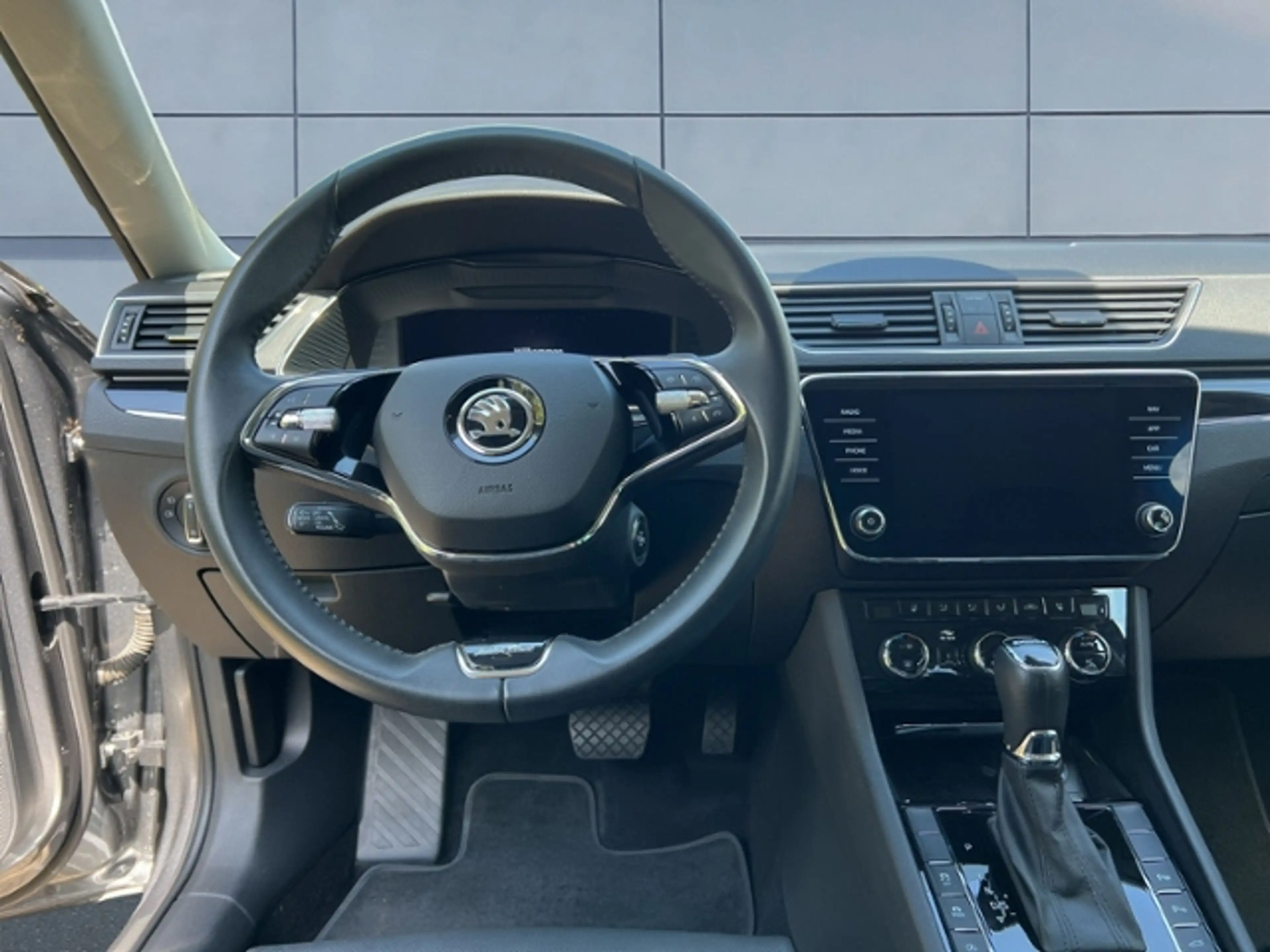 Skoda Superb COMBI 2.0TSI L&K AHK LED NAVI LEDER CANTON — photo 5