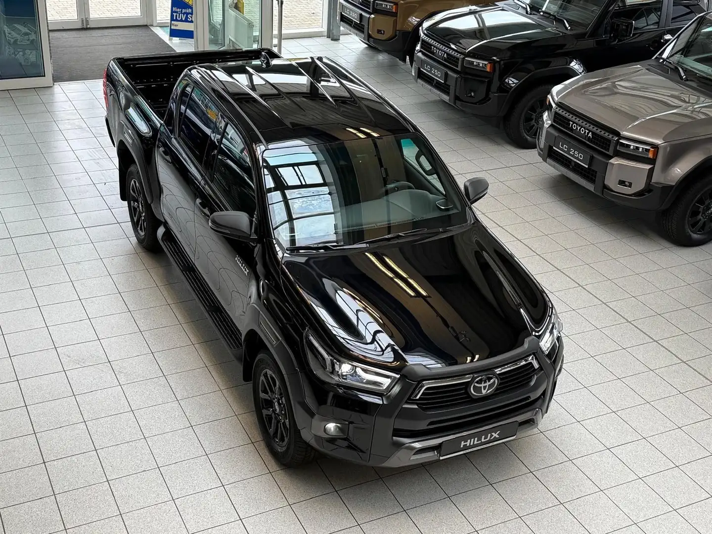 Toyota Hilux DOUBLE CAB INVINCIBLE-MILD HYB.- JBL -48.790,- Schwarz - 1