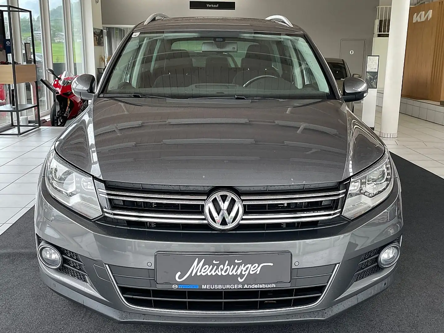 Volkswagen Tiguan 2,0 TDI BMT 4Motion Sky DPF Gris - 2