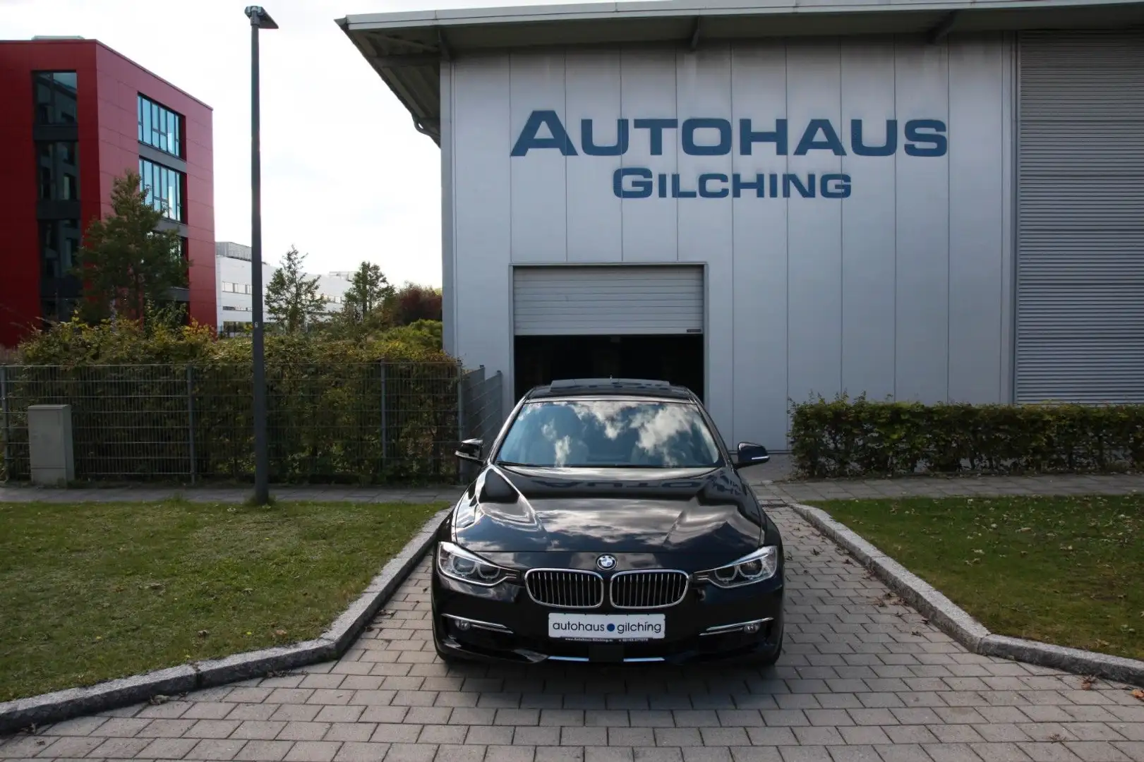 BMW 320 i touring Luxury*Comfort*DrivingAssist*360° Schwarz - 1