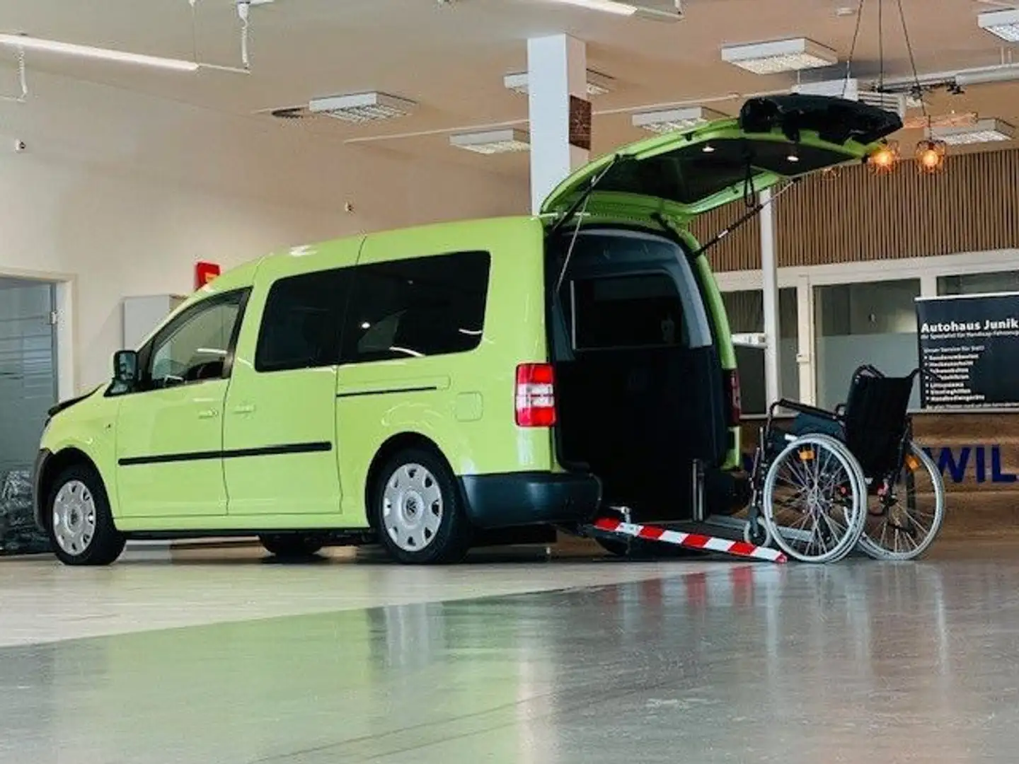 Volkswagen Caddy DSG Maxi Behindertengerecht-Aktivfahrer zelena - 1