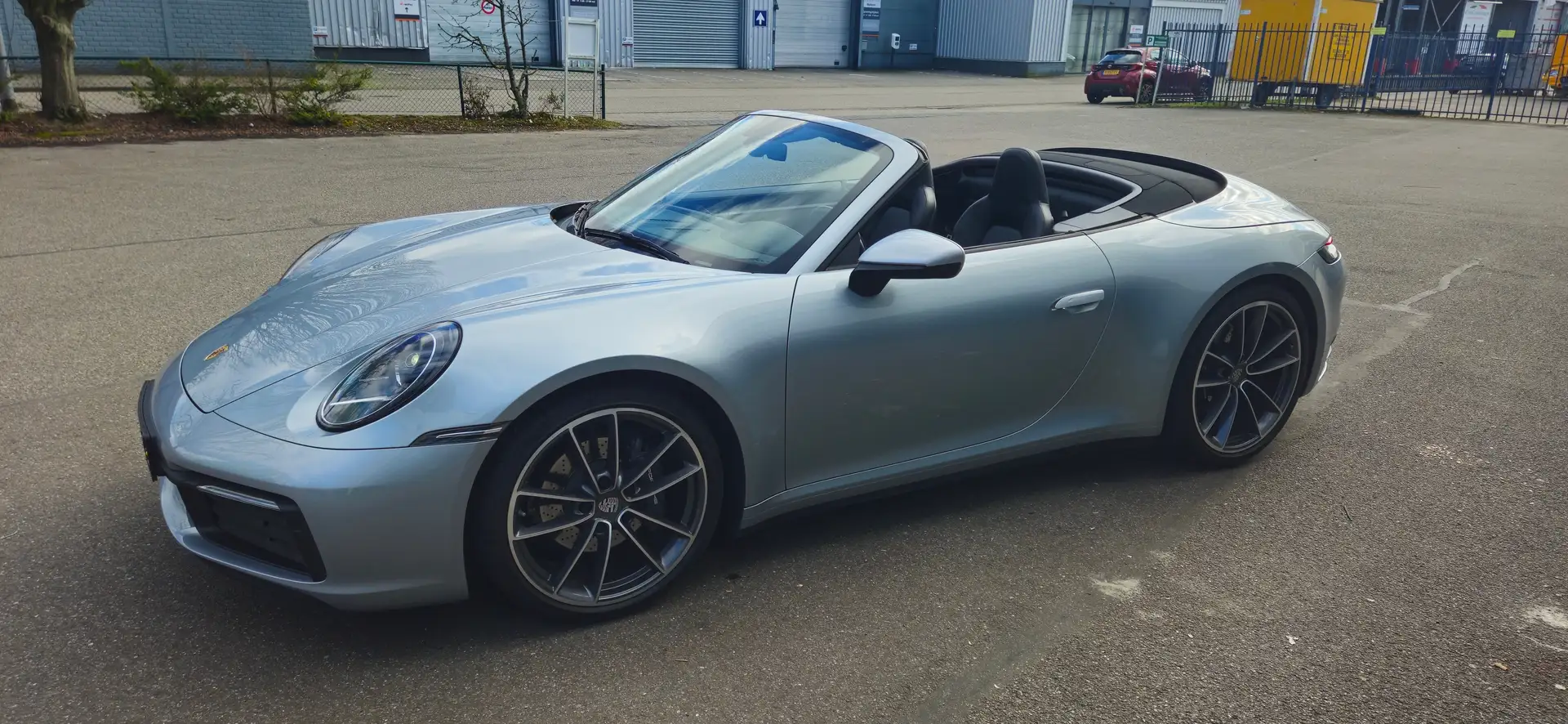 Porsche 911 911 Cabrio 992 Carrera Porsche approved - 03/2027 Grijs - 2
