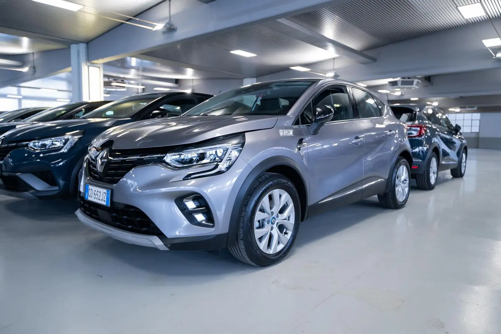 Renault Captur 1.6 E-Tech phev Intens 160cv auto Grigio - 1