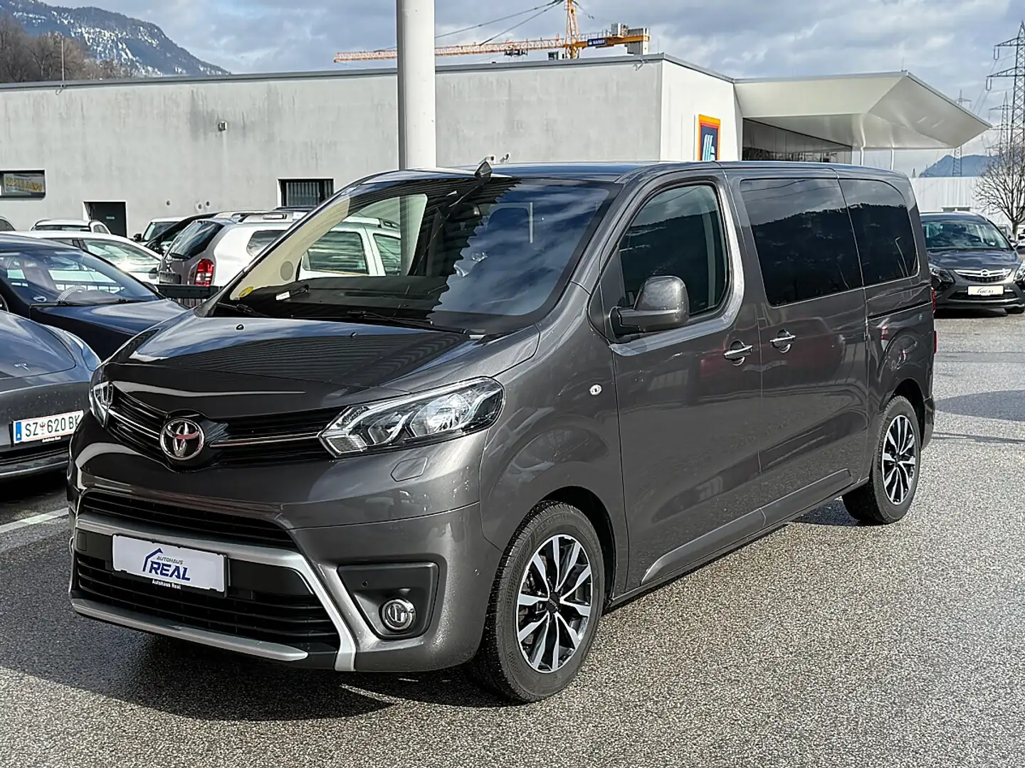 Toyota Proace Verso 2,0 D-4D 150 Medium Family - TOP Zustand!... Grau - 1