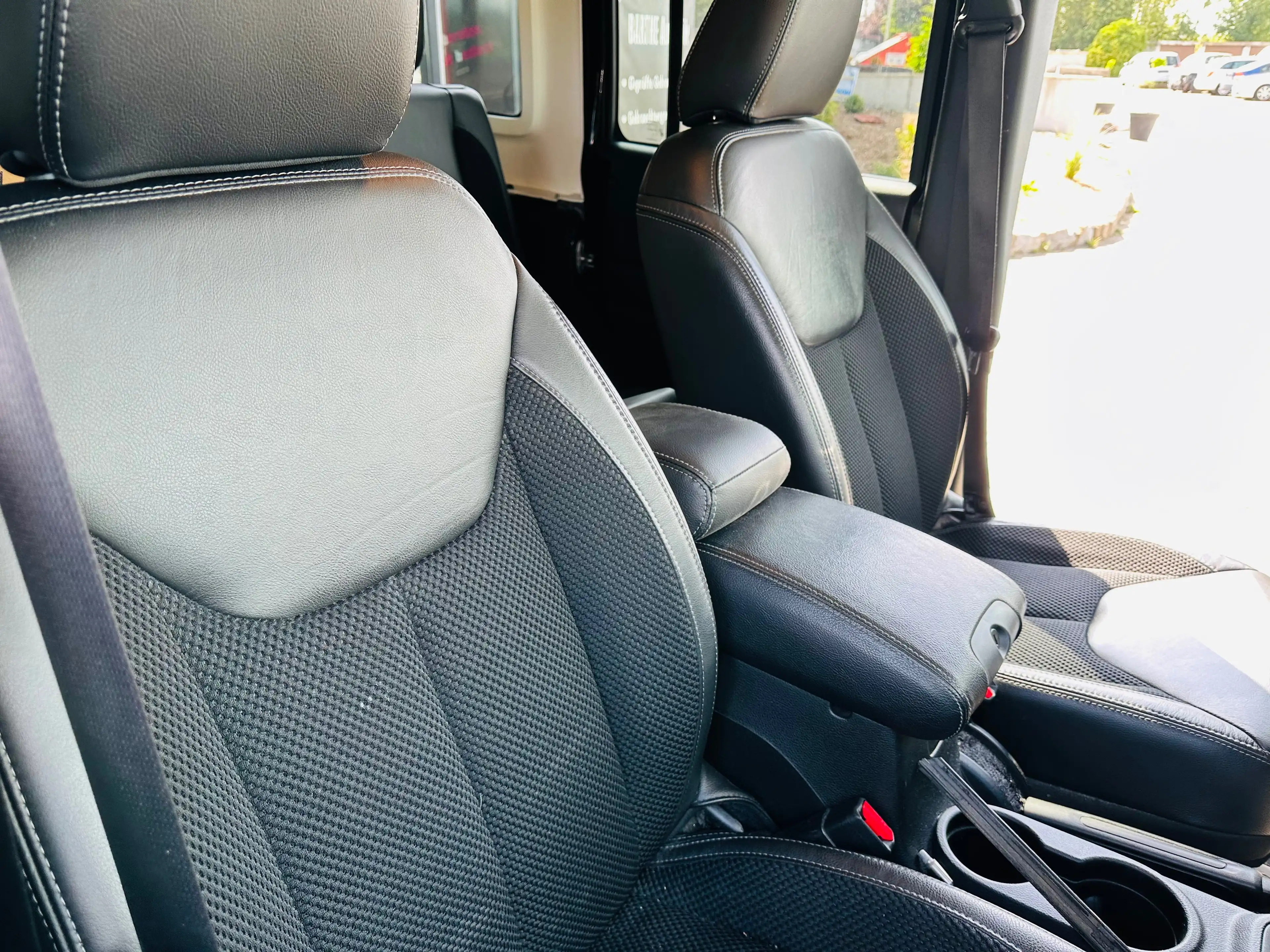 Jeep Wrangler Sahara — photo 12