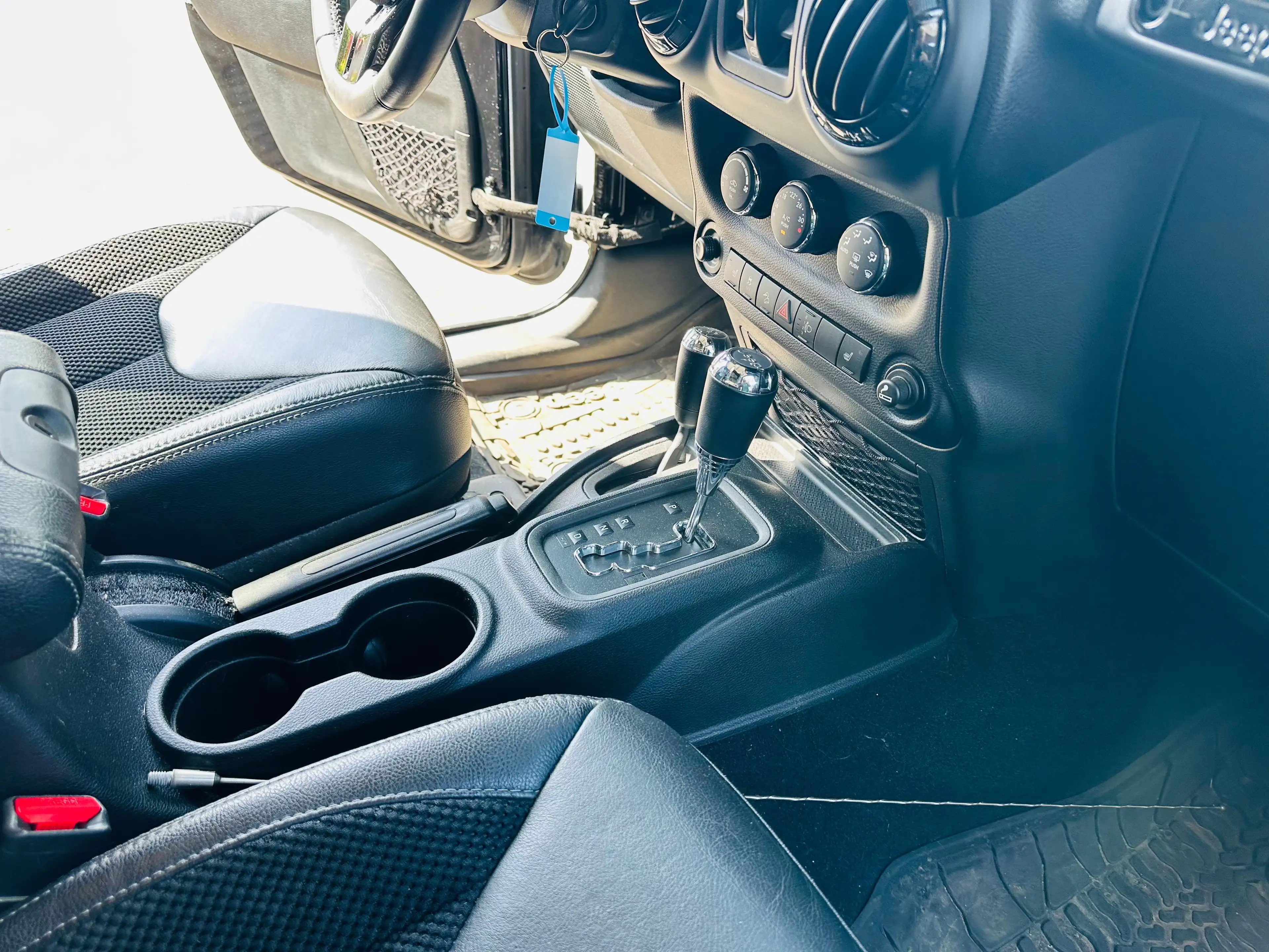 Jeep Wrangler Sahara — photo 7