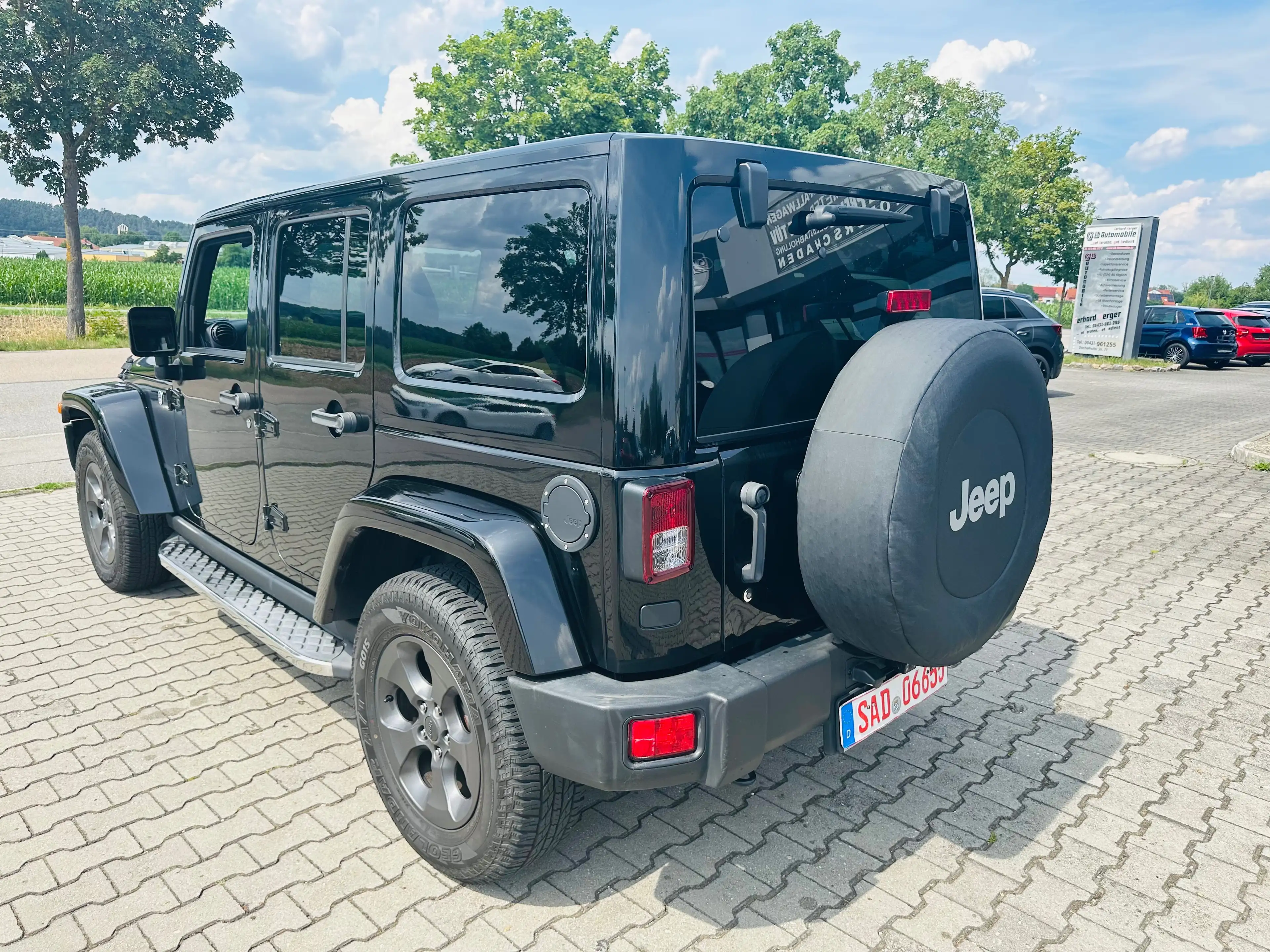 Jeep Wrangler Sahara — photo 3