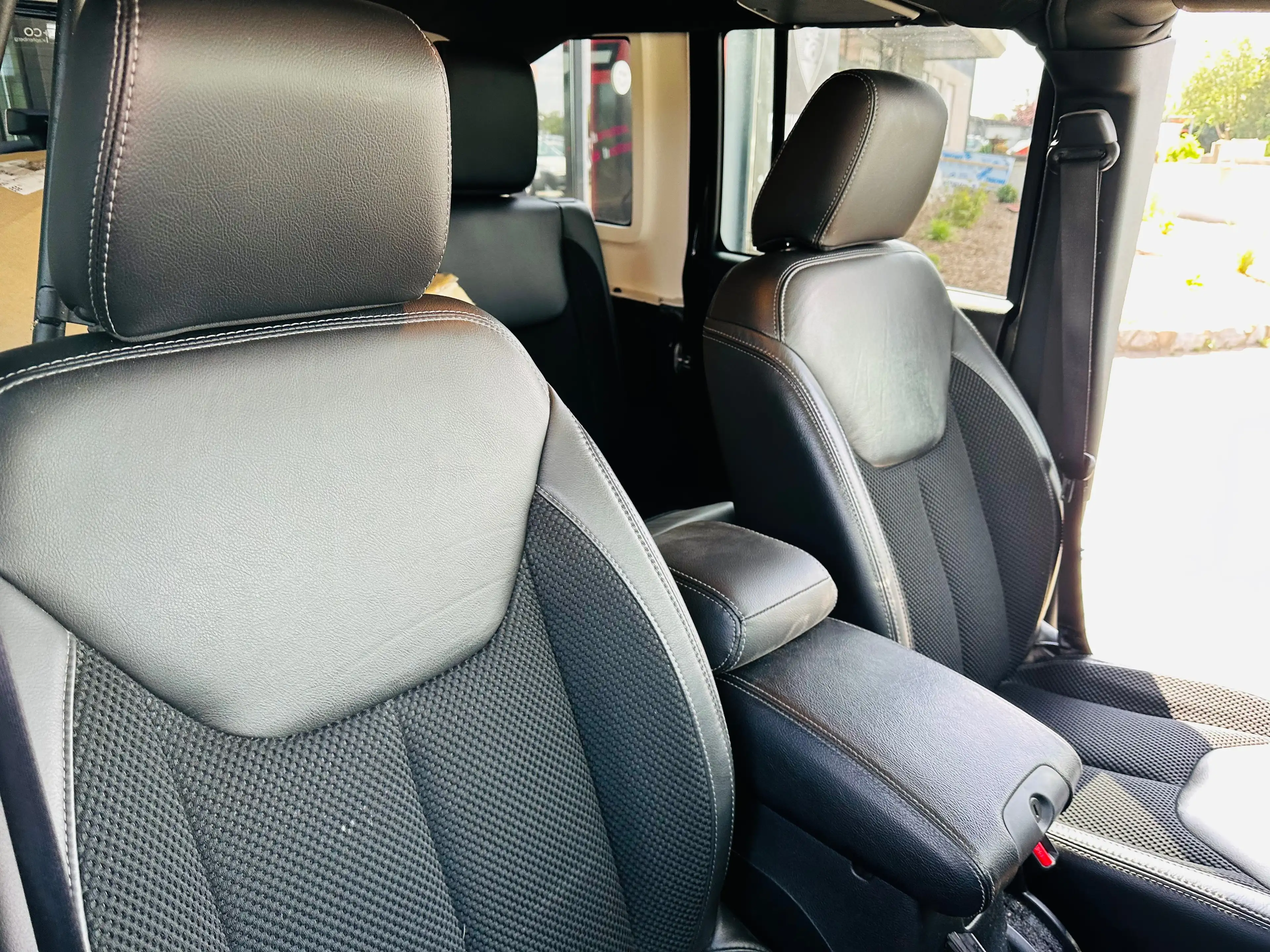 Jeep Wrangler Sahara — photo 9