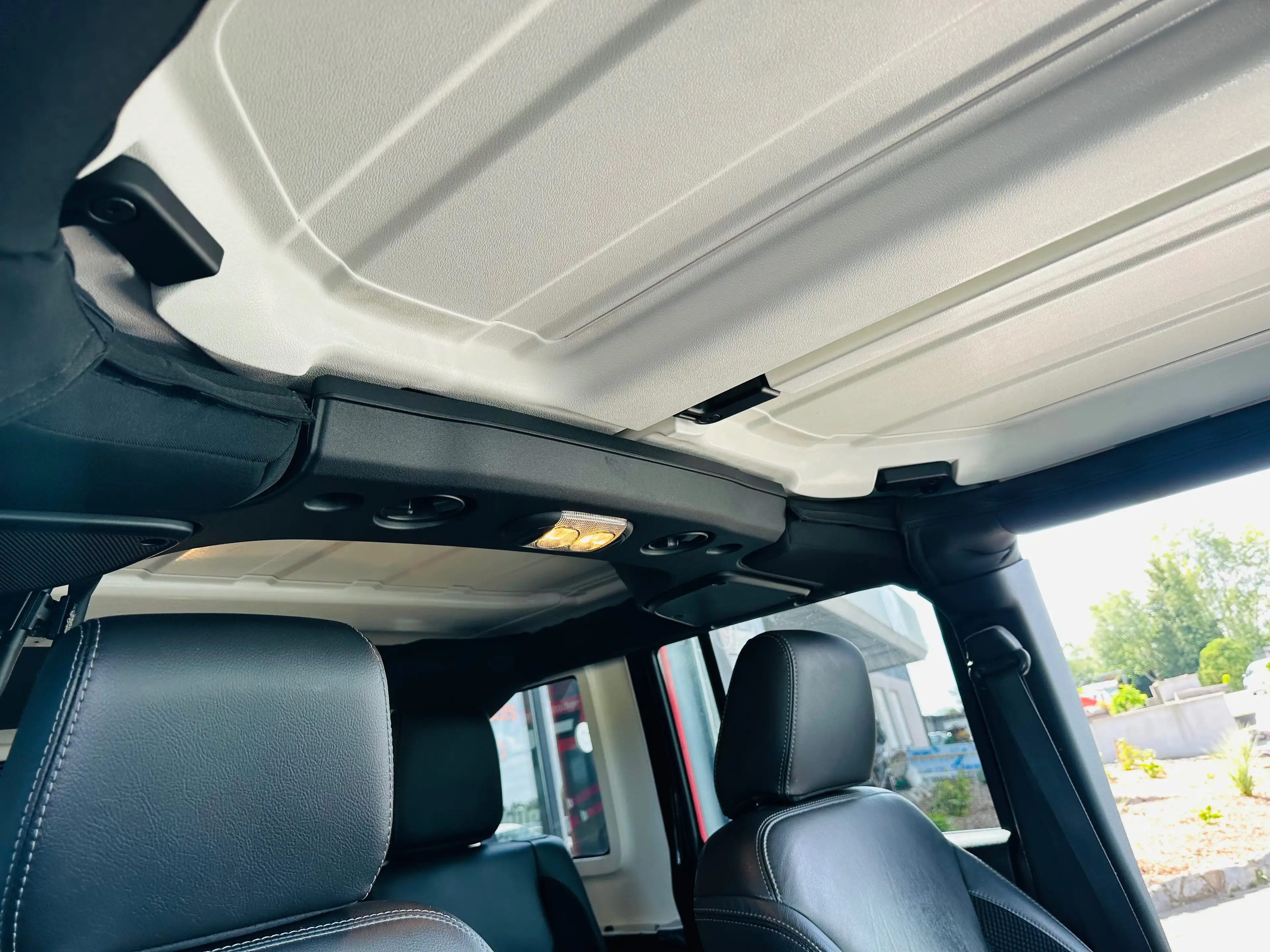 Jeep Wrangler Sahara — photo 10