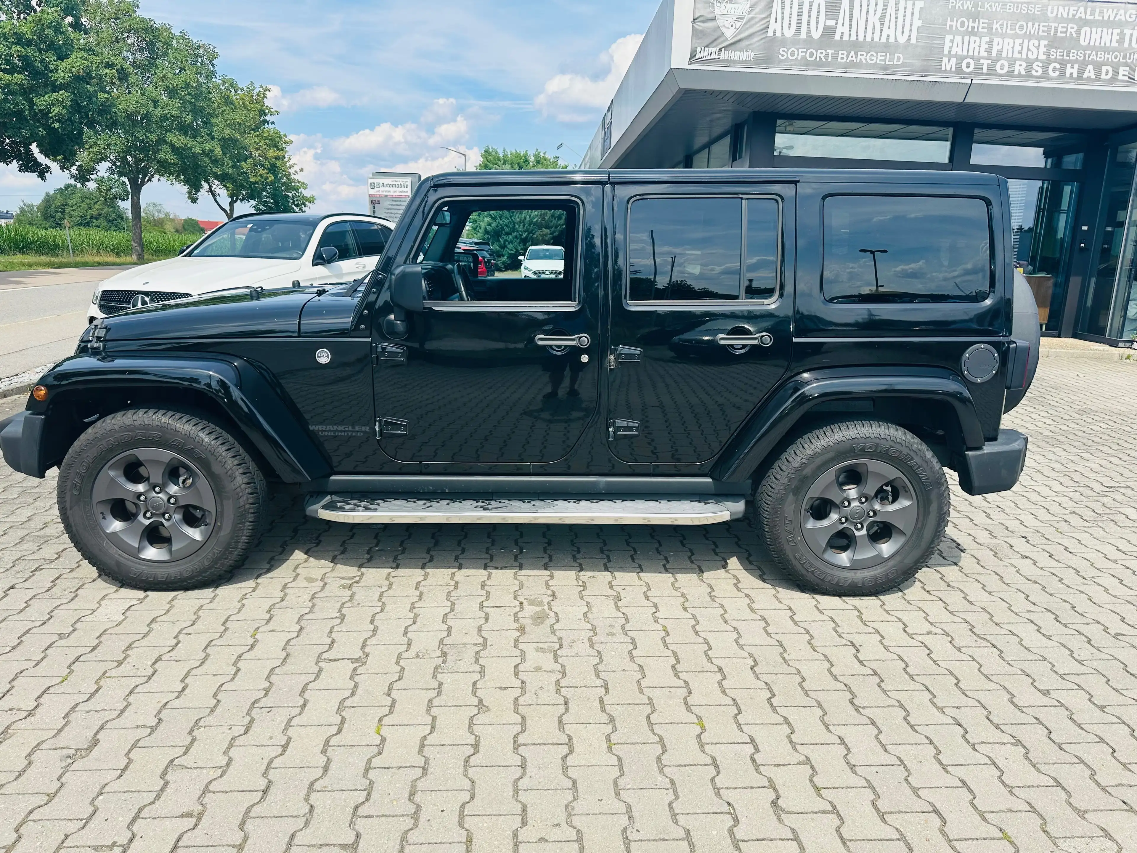 Jeep Wrangler Sahara — photo 2