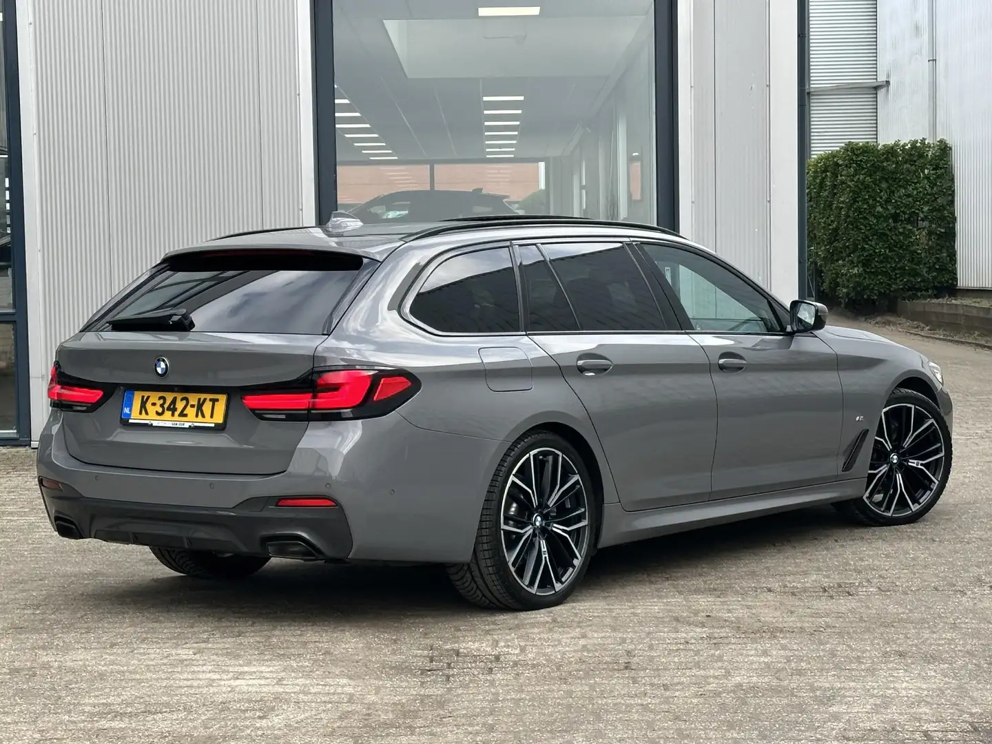 BMW 520 5-serie Touring 520i High Executive M Sport | Pano Grijs - 2