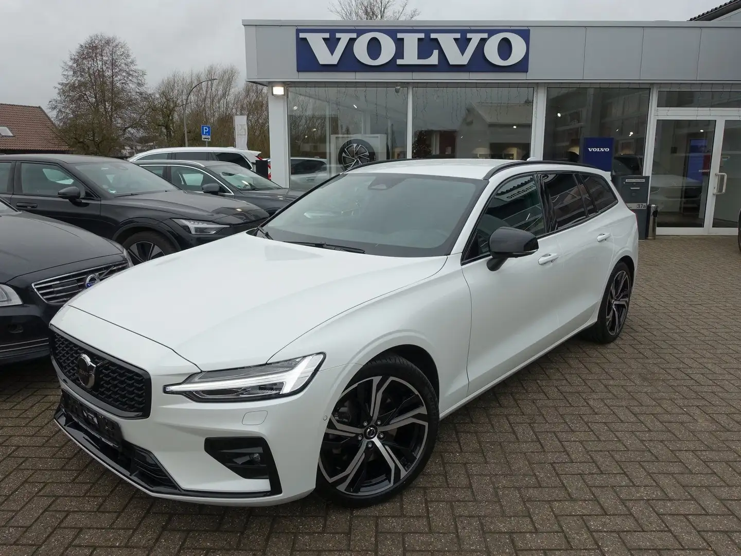 Volvo V60 Plus Dark B4 Mild-Hybrid Benzin/360°Cam/AHK Weiß - 1