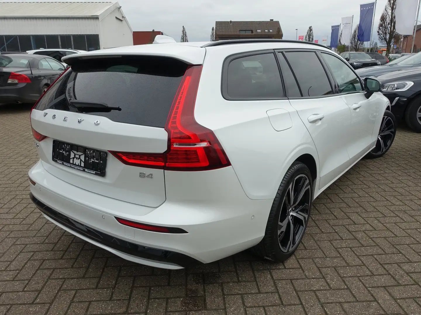 Volvo V60 Plus Dark B4 Mild-Hybrid Benzin/360°Cam/AHK Weiß - 2