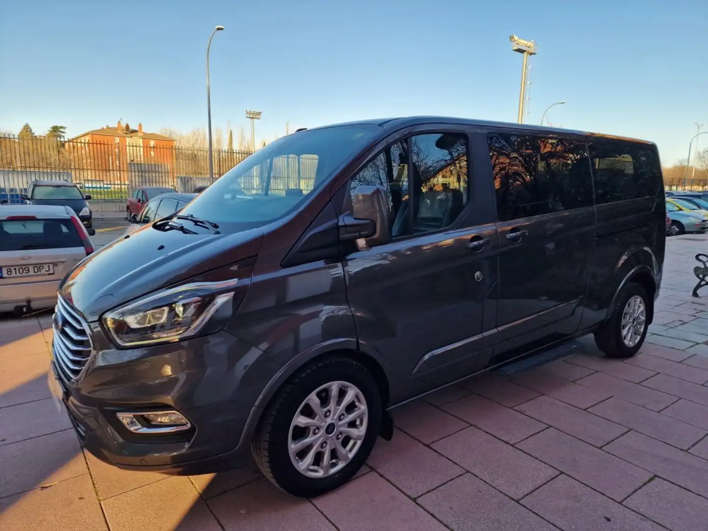 Ford Tourneo Custom 2.0 EcoBlue Sport Aut. 185 Gris - 1