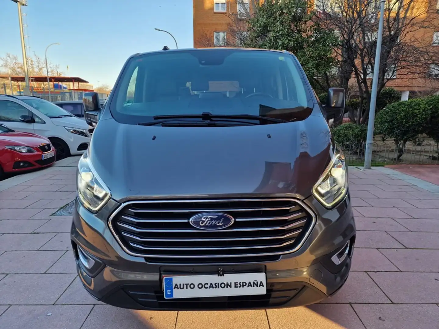 Ford Tourneo Custom 2.0 EcoBlue Sport Aut. 185 Gris - 2