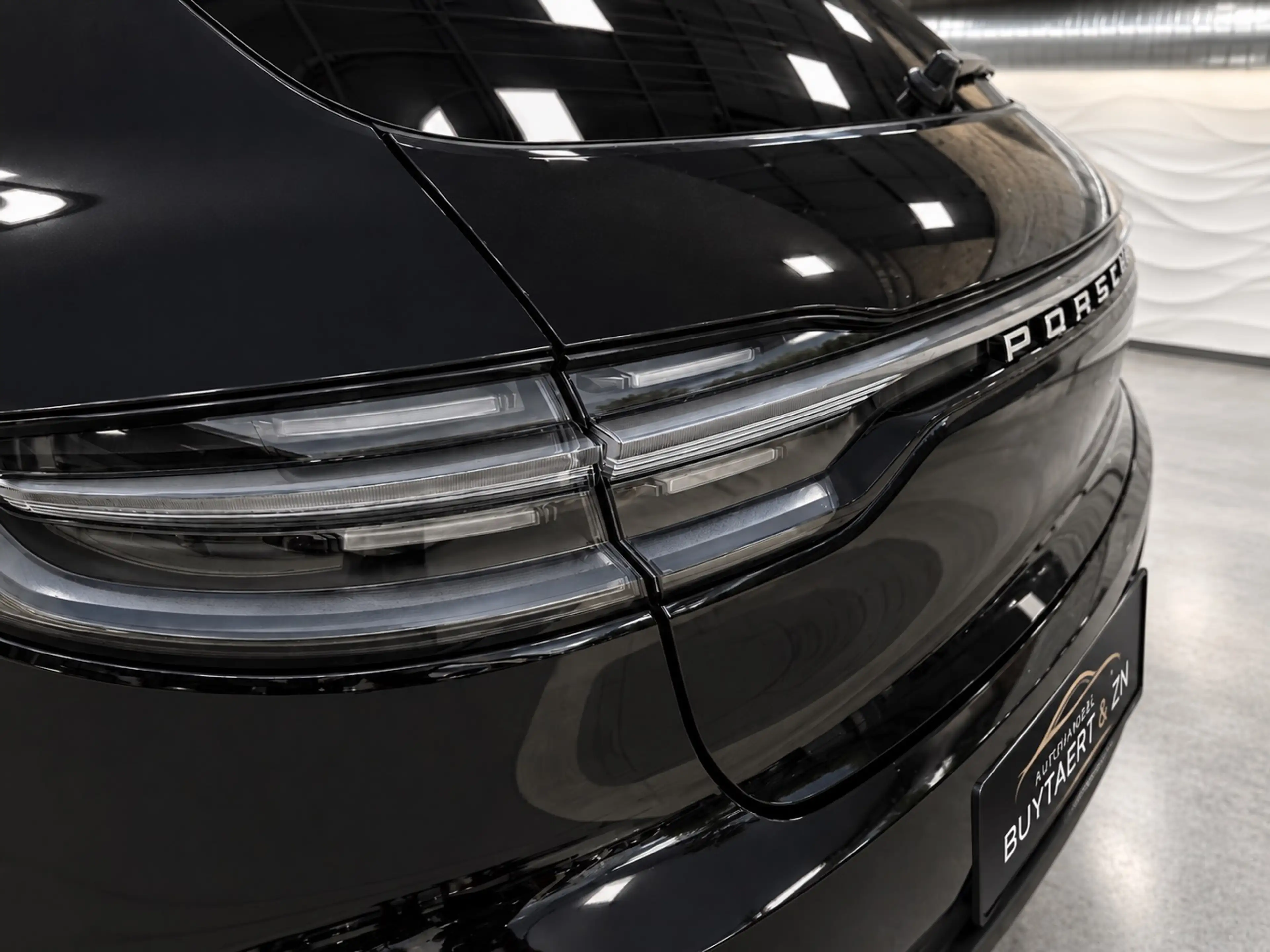 Porsche Macan 2.0 Turbo PDK — photo 11