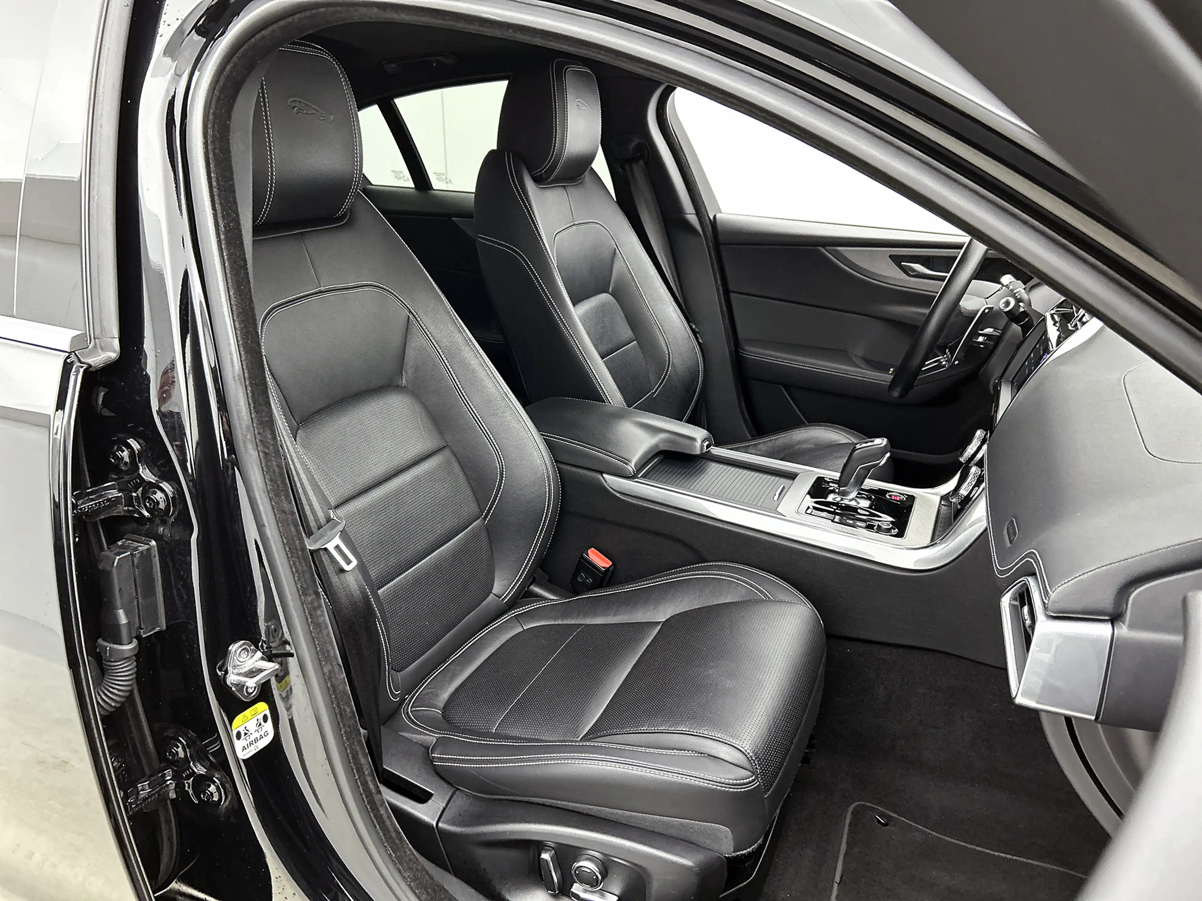 Jaguar XE 2.0 P250 R-Dynamic SE | Camera | Cruise Control | — photo 16