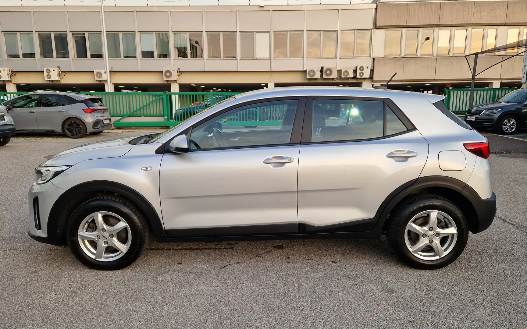 Kia Stonic 1.2 DPI Titan Silber - 2