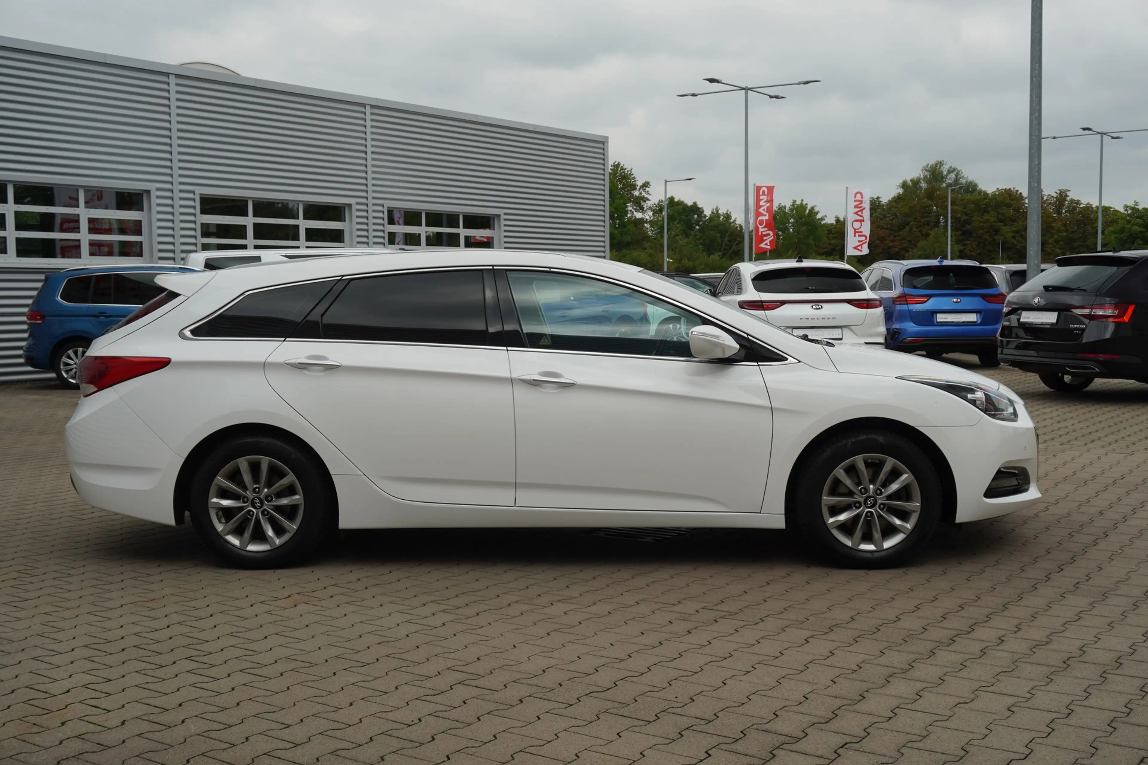 Hyundai i40 Kombi 1.6 blue Space — photo 5