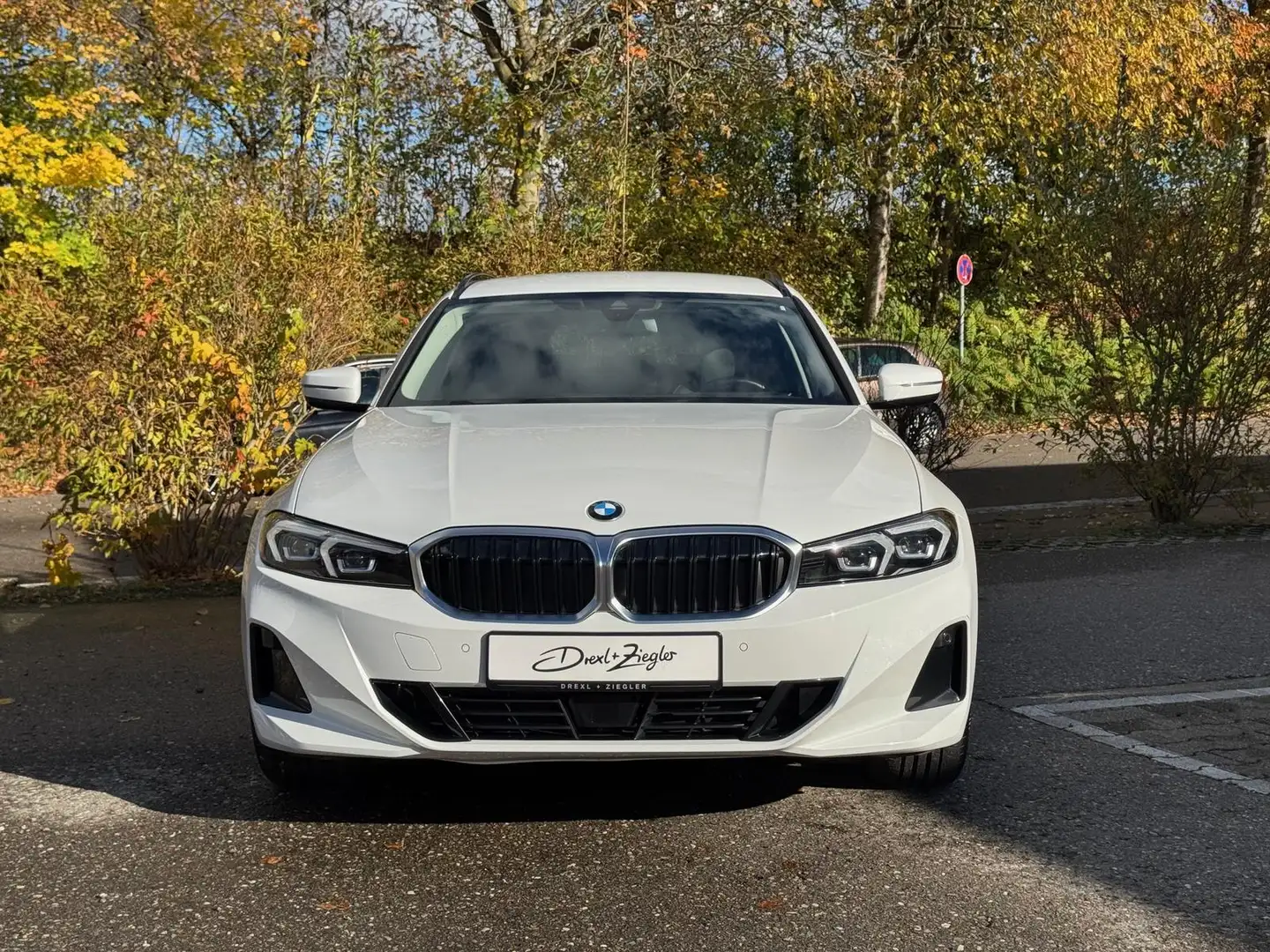 BMW 318 i Touring AHK ACC 17" DrAss LivCoProf SpSitz Blanc - 2