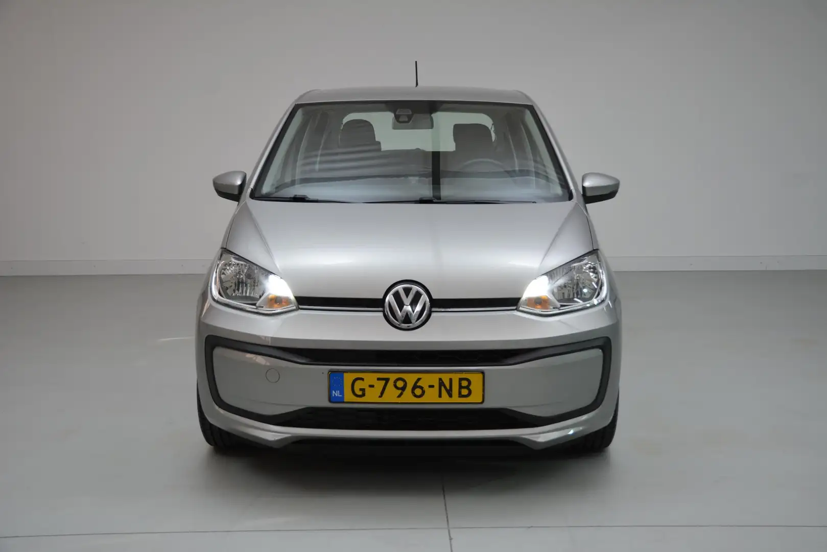 Volkswagen up! 1.0 BMT move up! 60 PK | Airco | Bluetooth | DAB+ Grijs - 2
