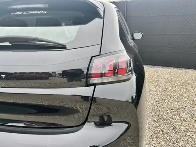 Peugeot 208 view 9