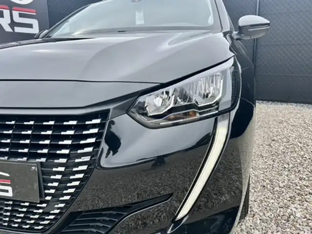 Peugeot 208 view 4