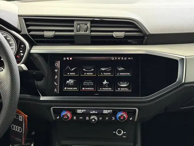 Audi Q3 view 11